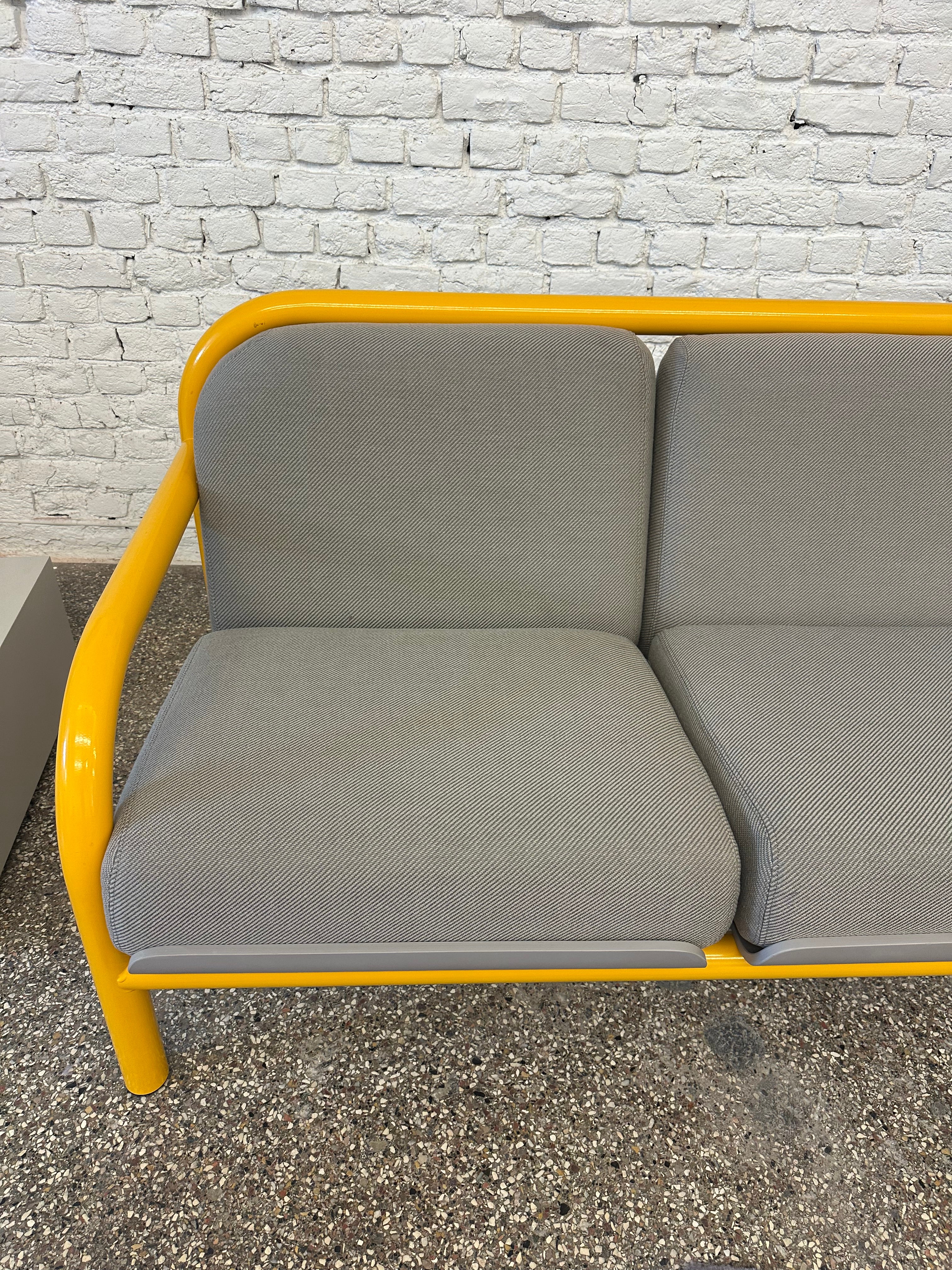 Fauteuil 3 places tubulaire jaune et gris