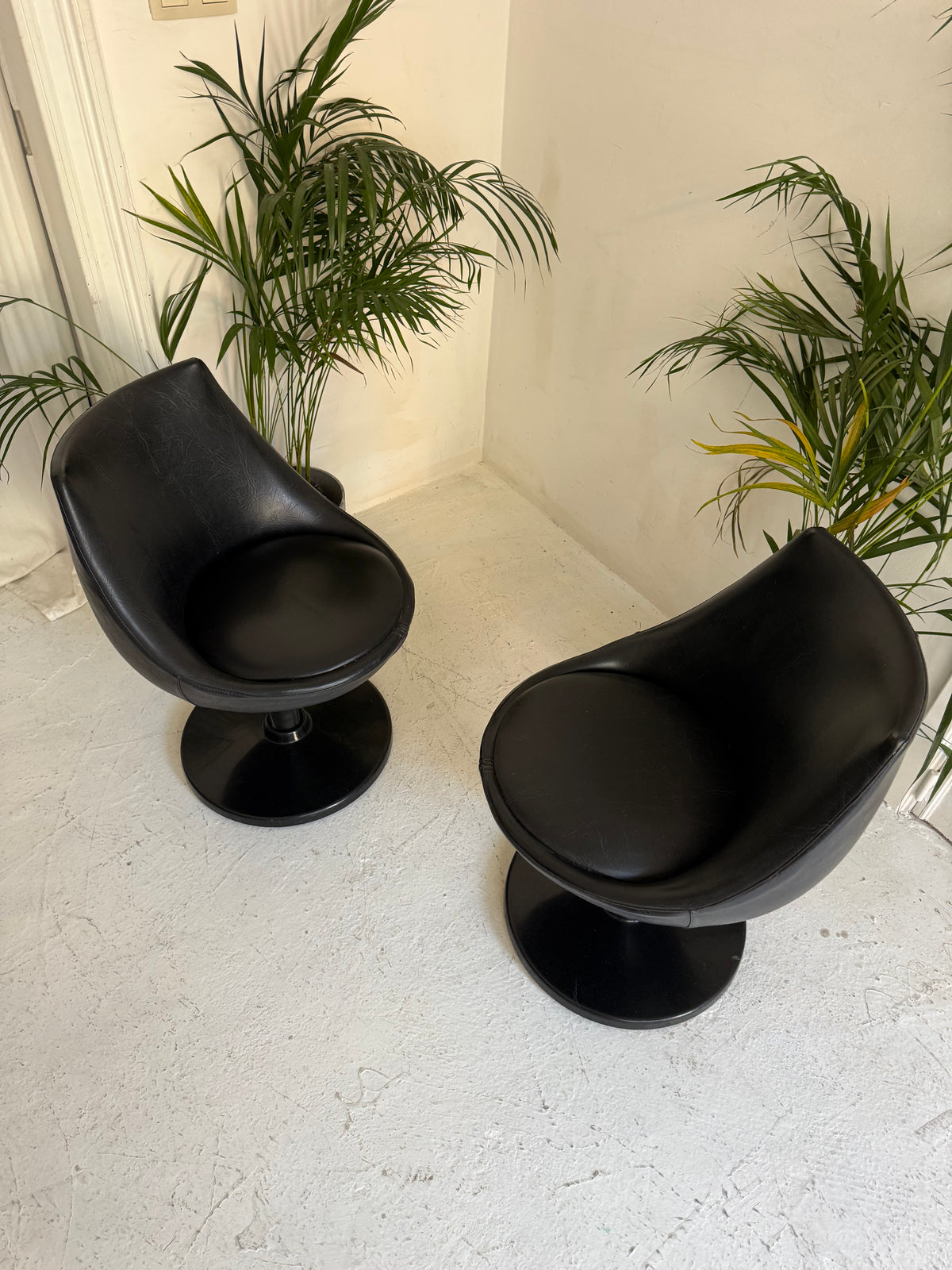 Paire de fauteuils Polaris par Pierre Guariche