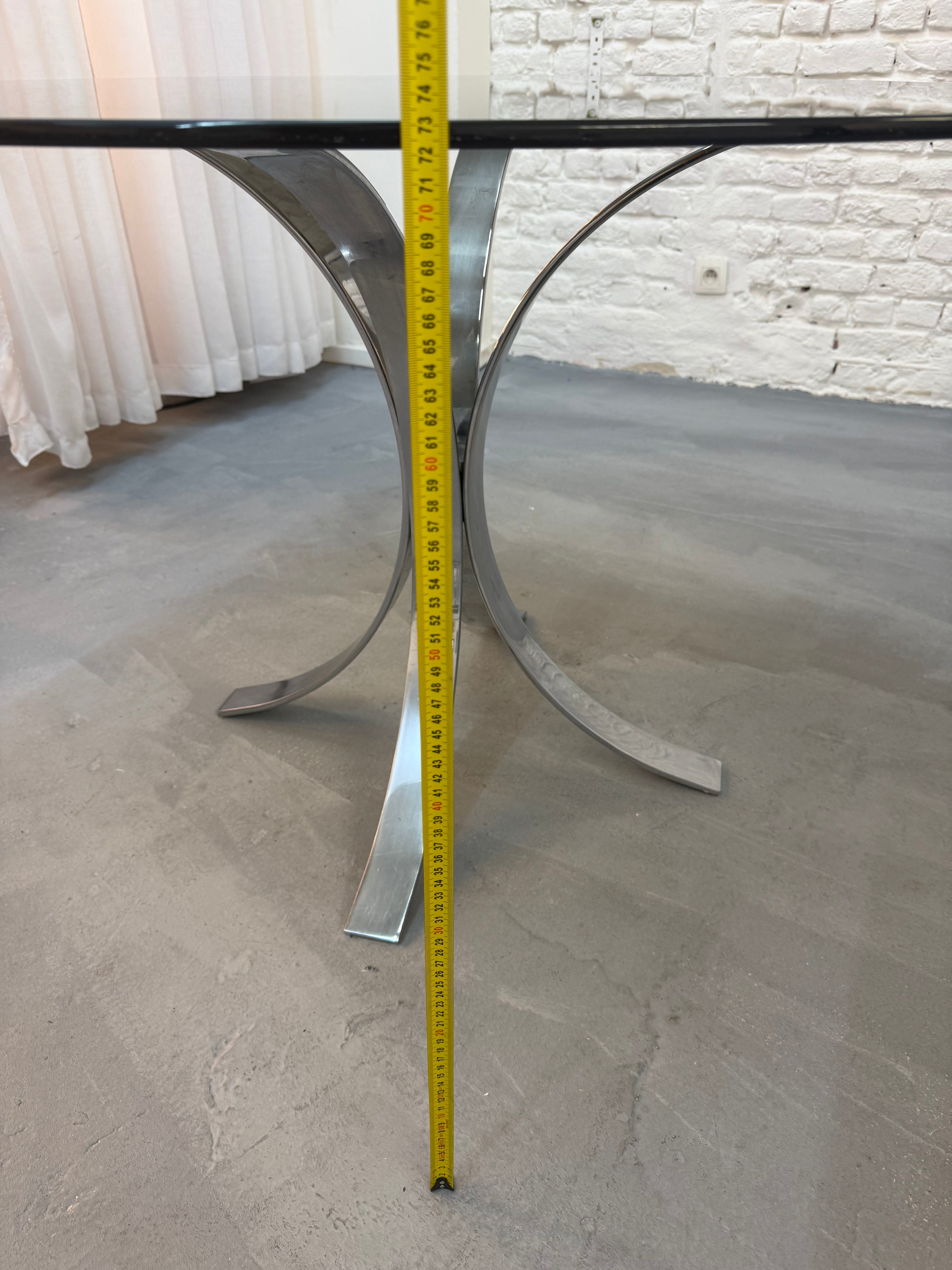 Table ronde en verre fumé et chrome 1970