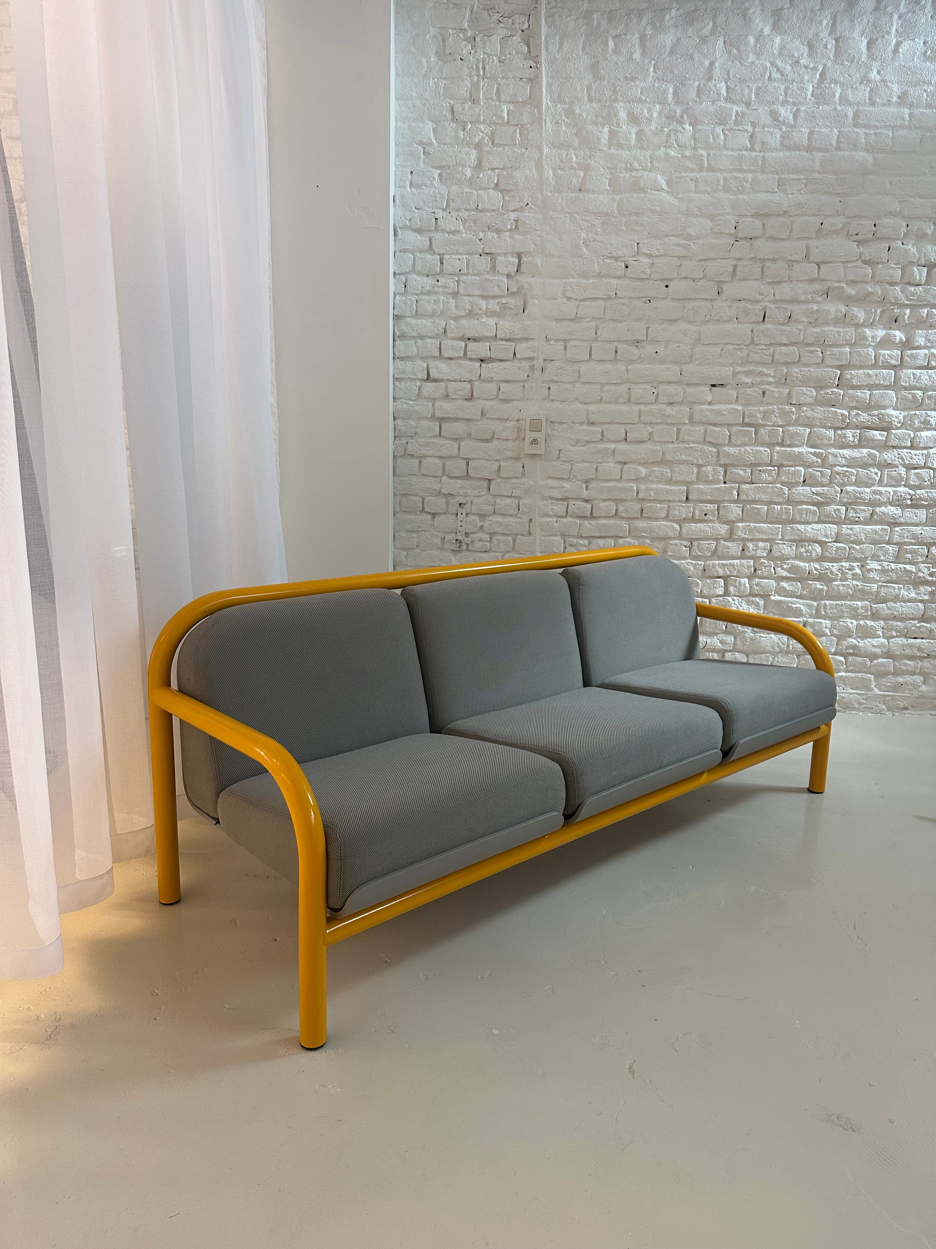Fauteuil 3 places tubulaire jaune et gris