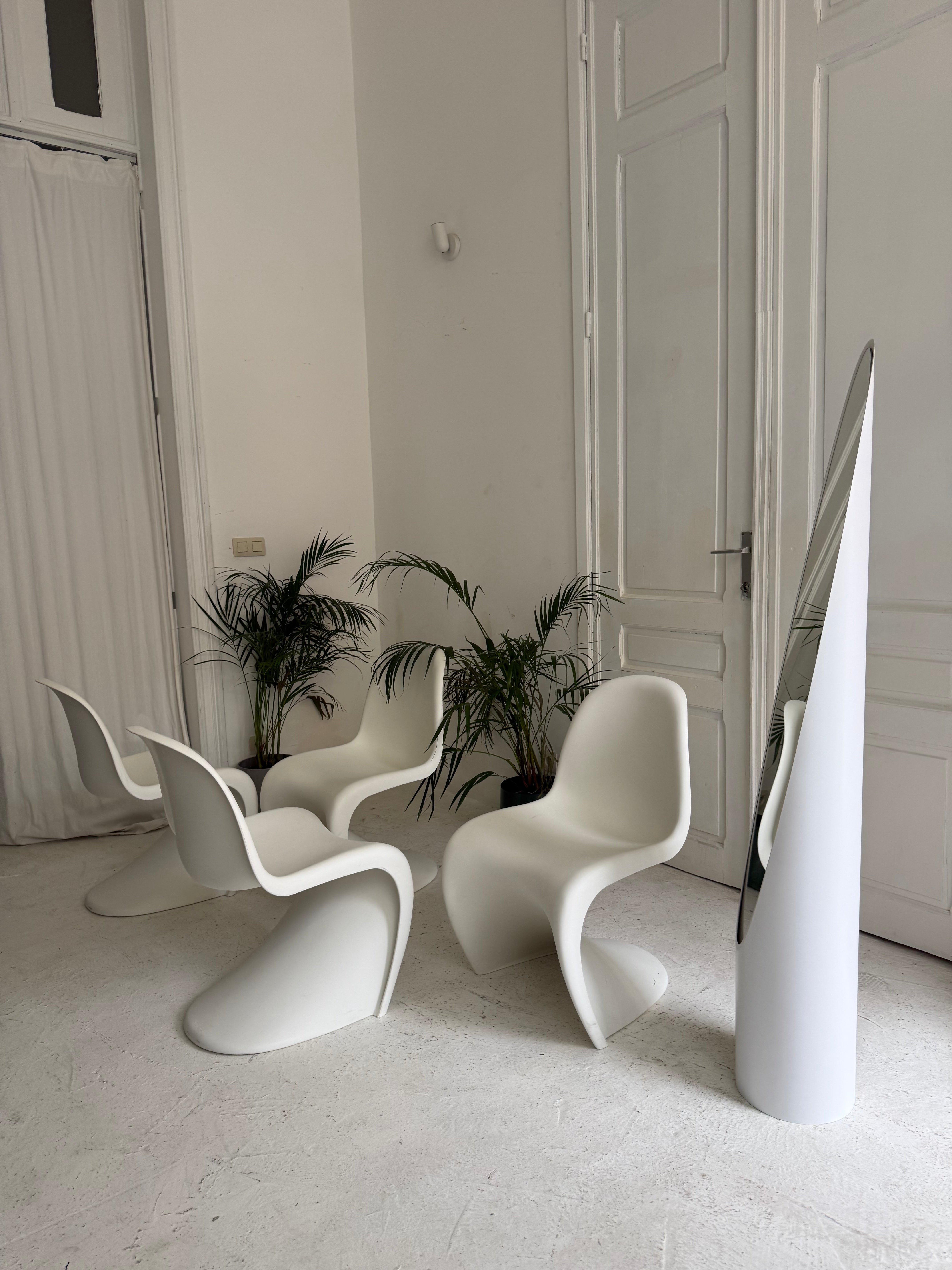 4 chaises design Vitra Panton chair S
