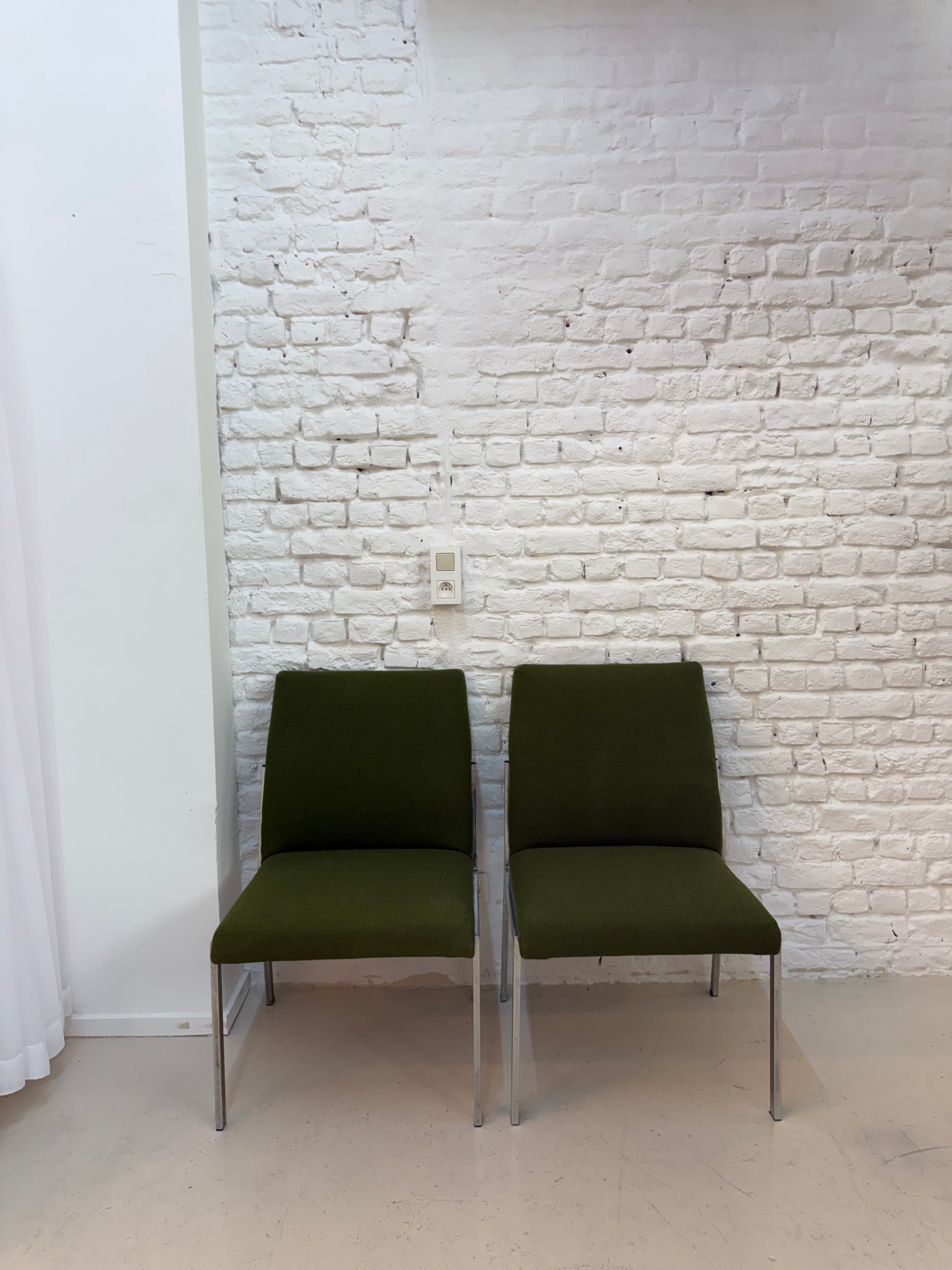2 fauteuils vintage en tissu et chrome 1970