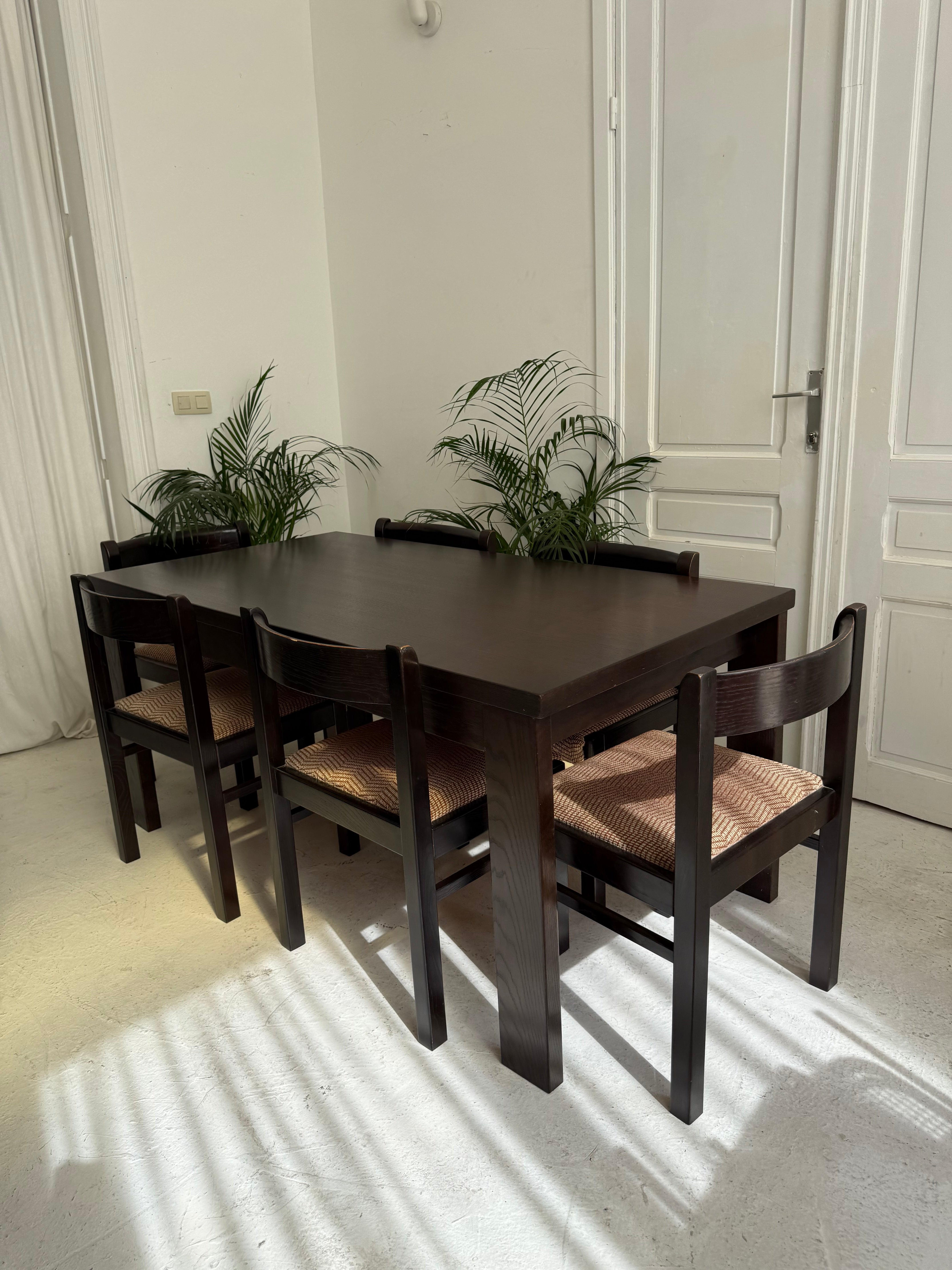 Table + 6 chaises vintage marron foncé