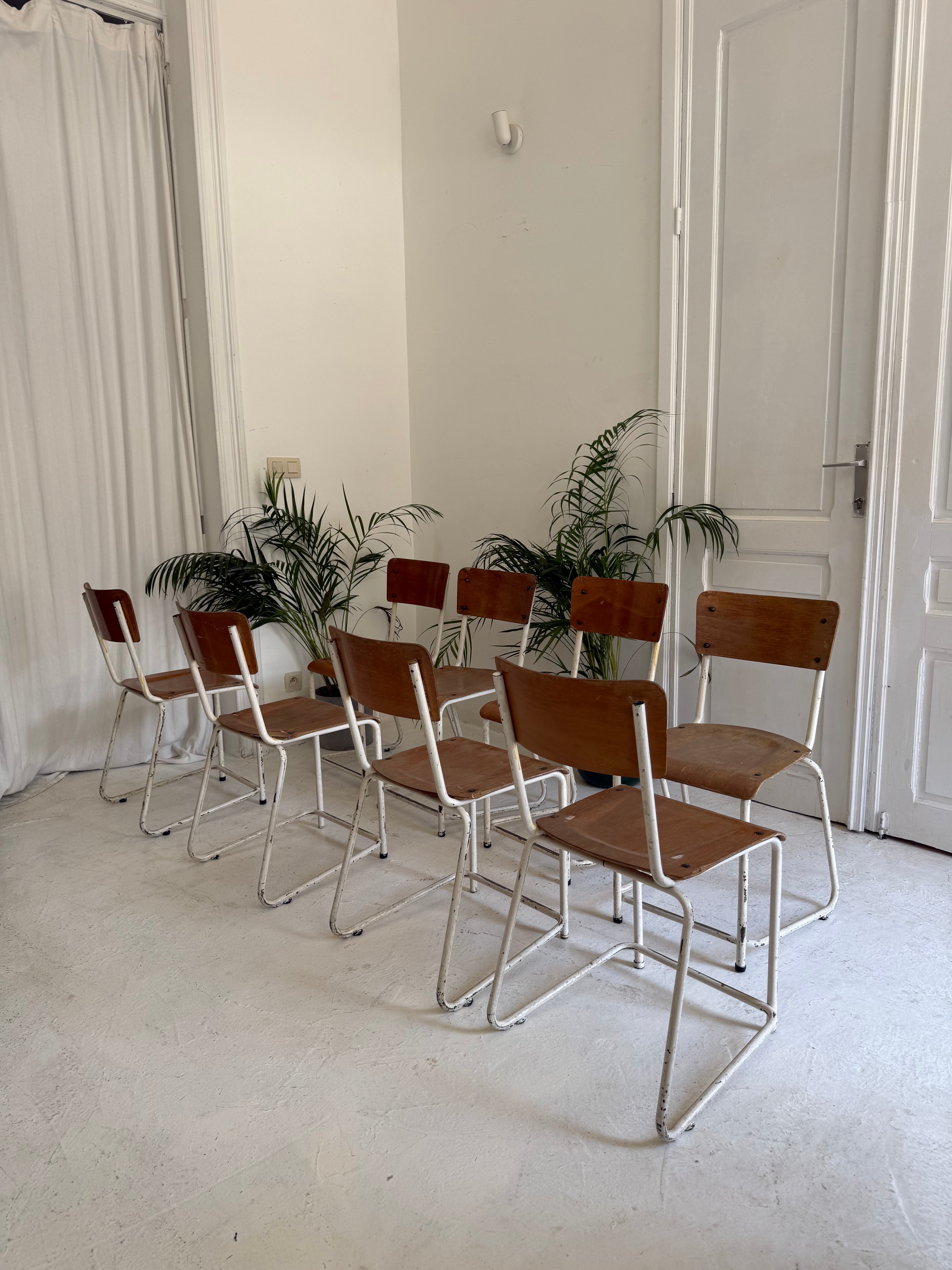 8 chaises vintage en bois