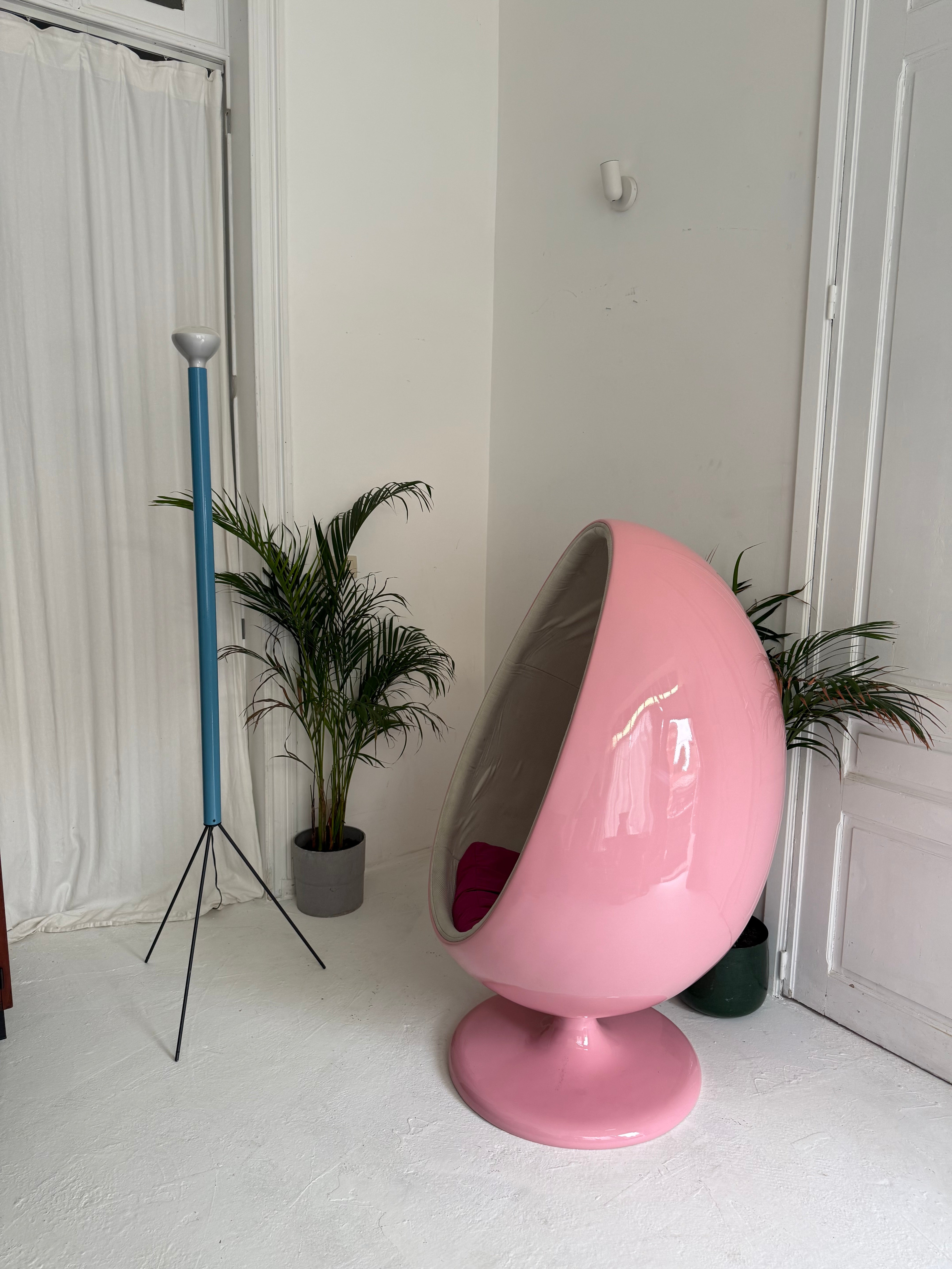 Unique Egg Pod chair vintage