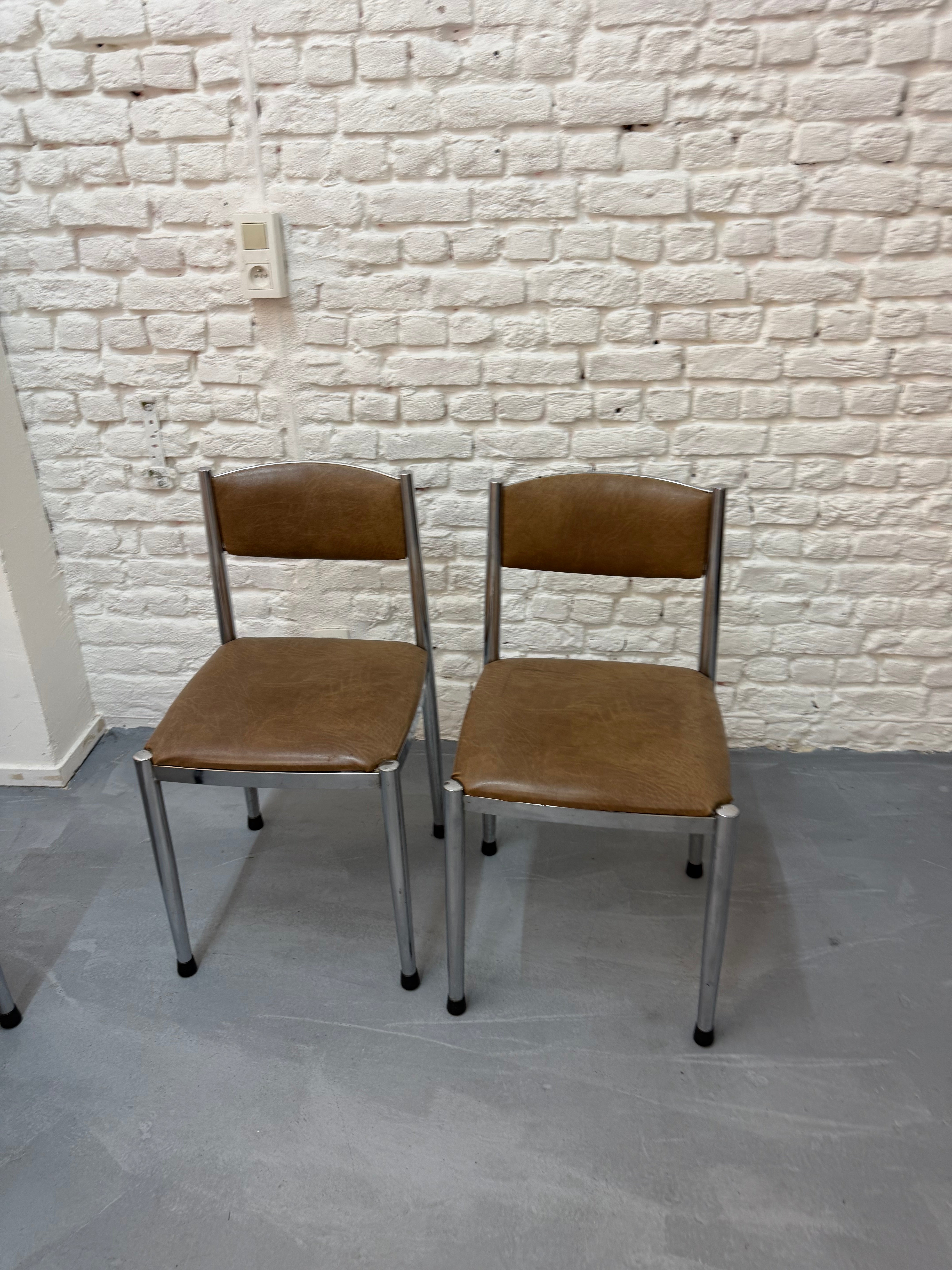 4 chaise vintage en cuir brun