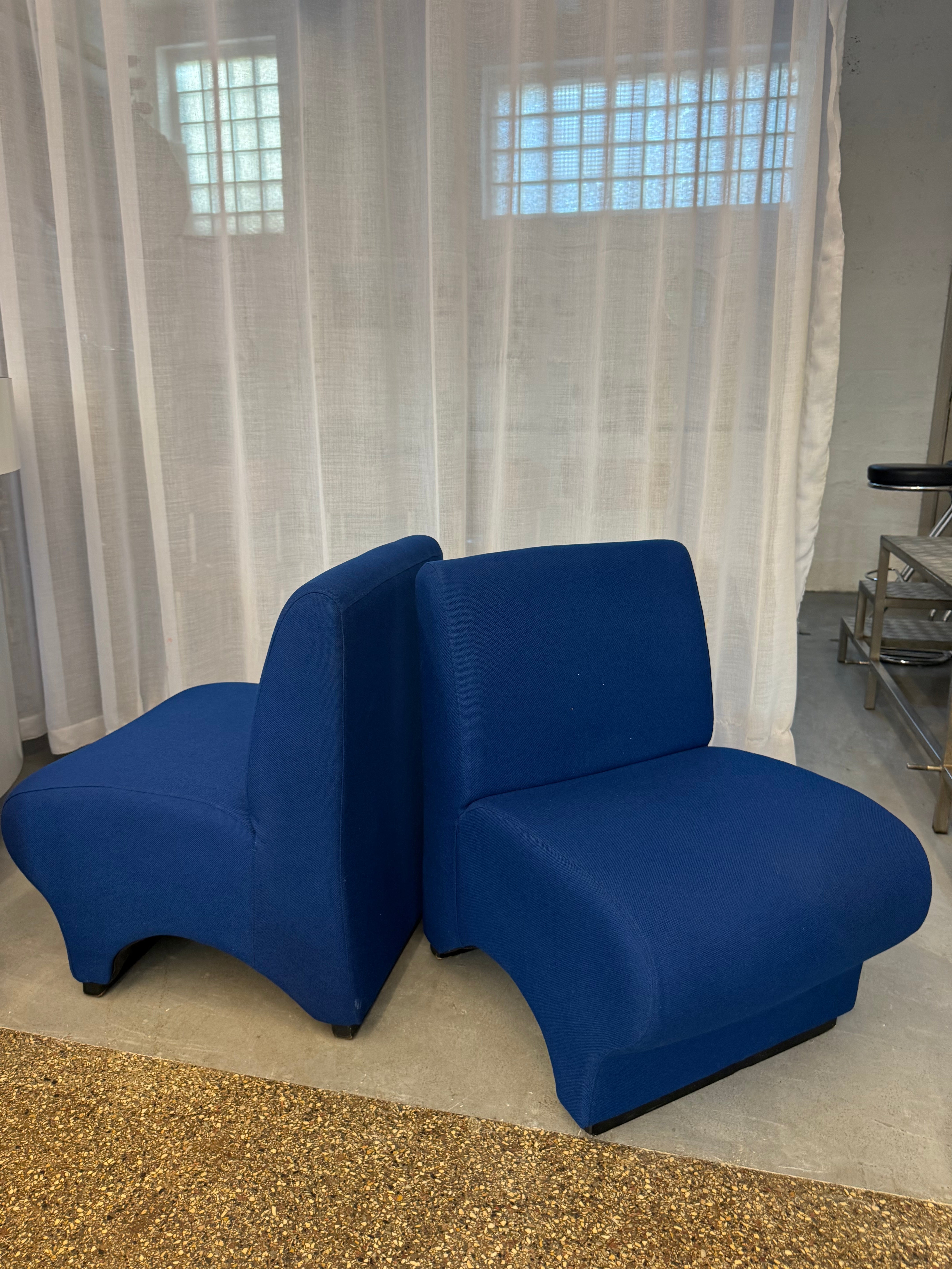 2 fauteuils bleu en tissu 1970