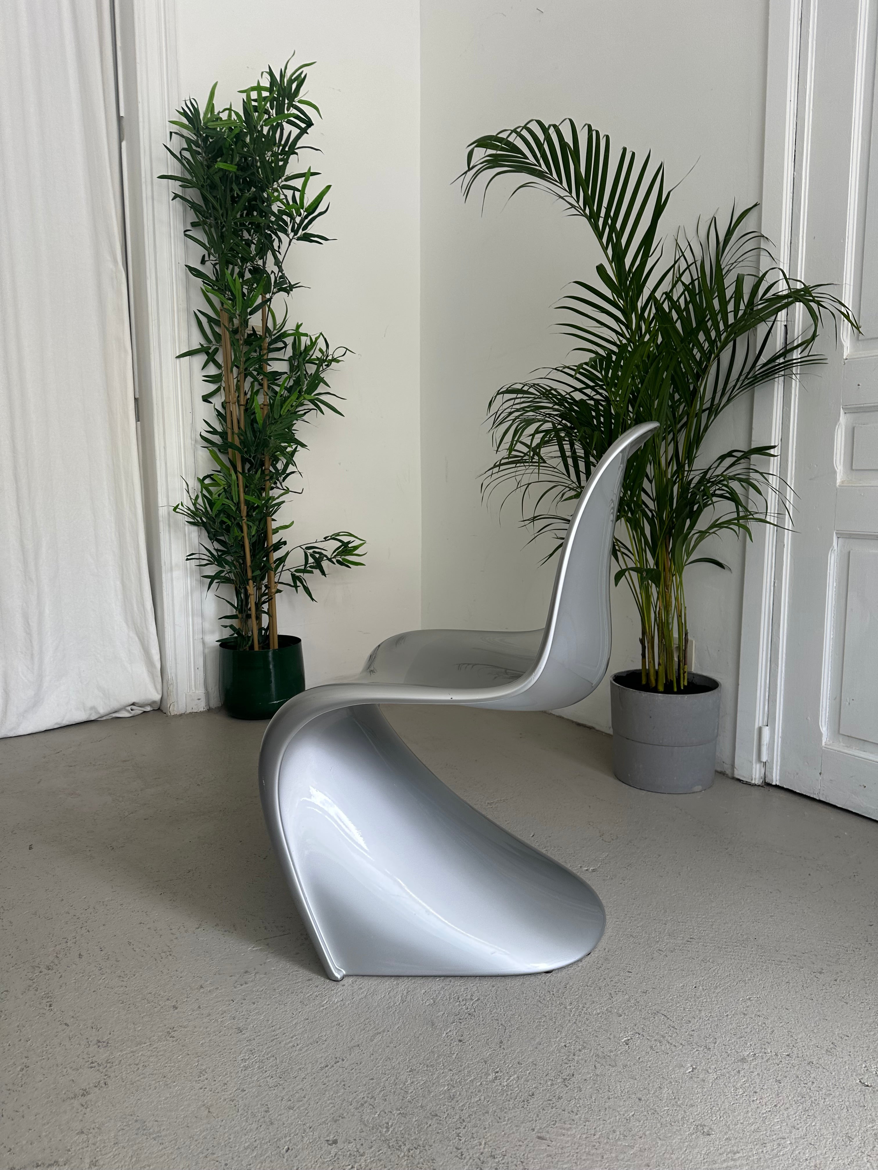 Chaise design repeinte en Gris métallisé