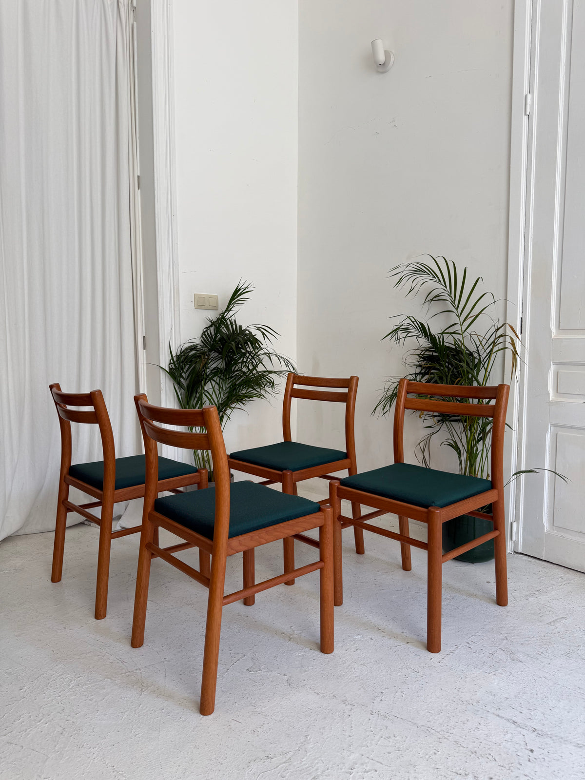 4 chaises Hedem team design en teck