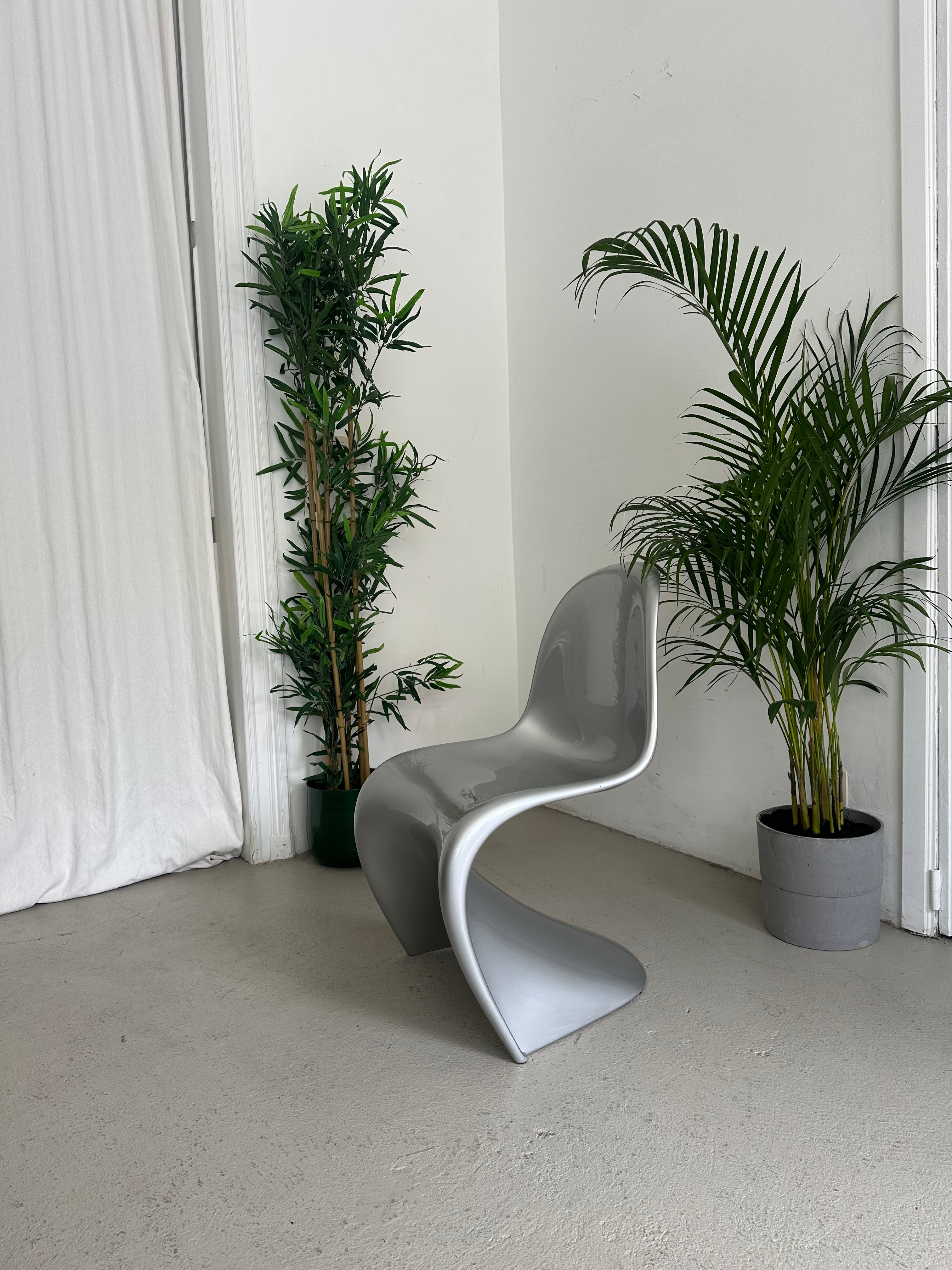 Chaise design repeinte en Gris métallisé