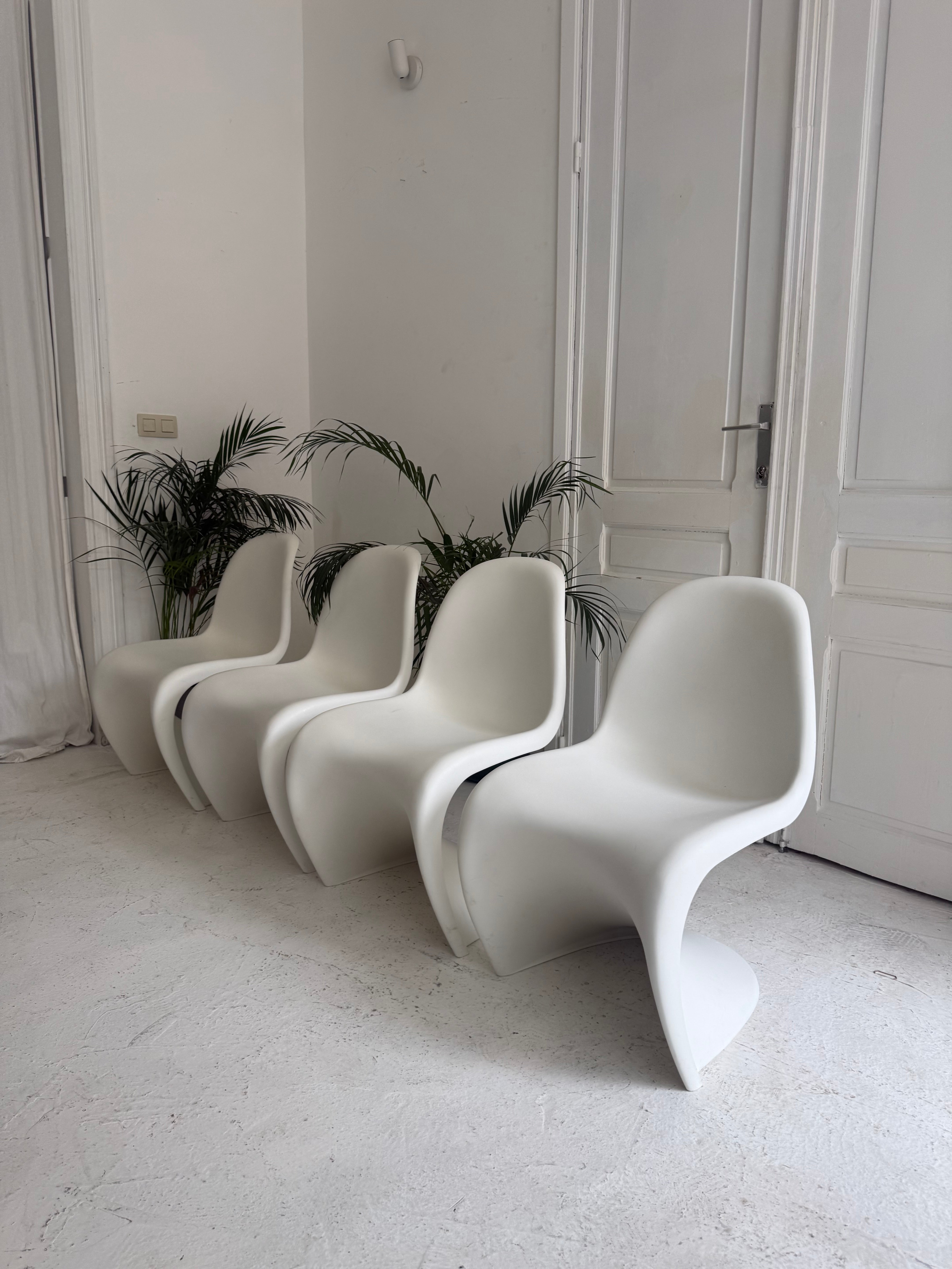 4 chaises design Vitra Panton chair S
