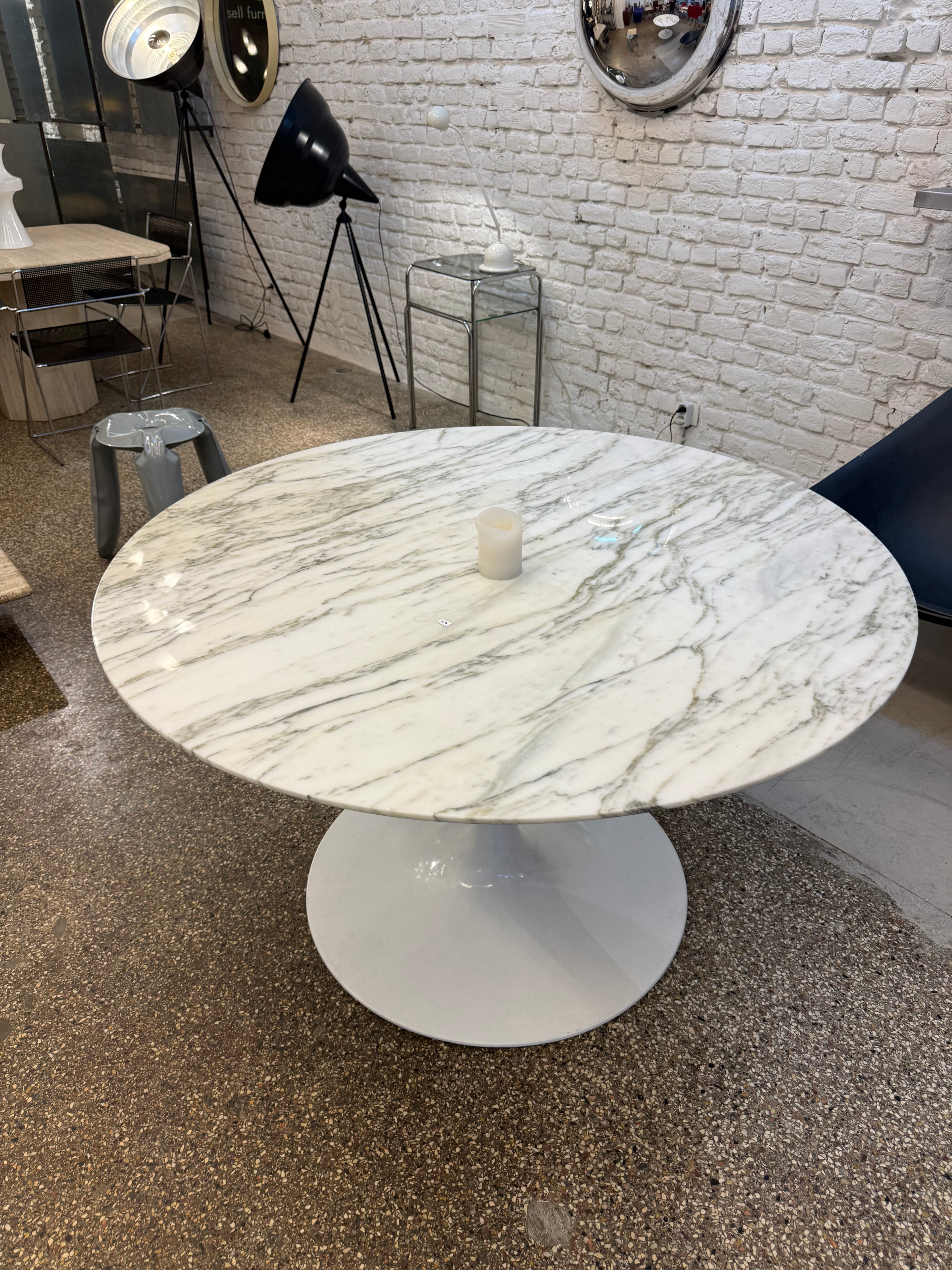 Table en marbre signée ARKANA de 1970