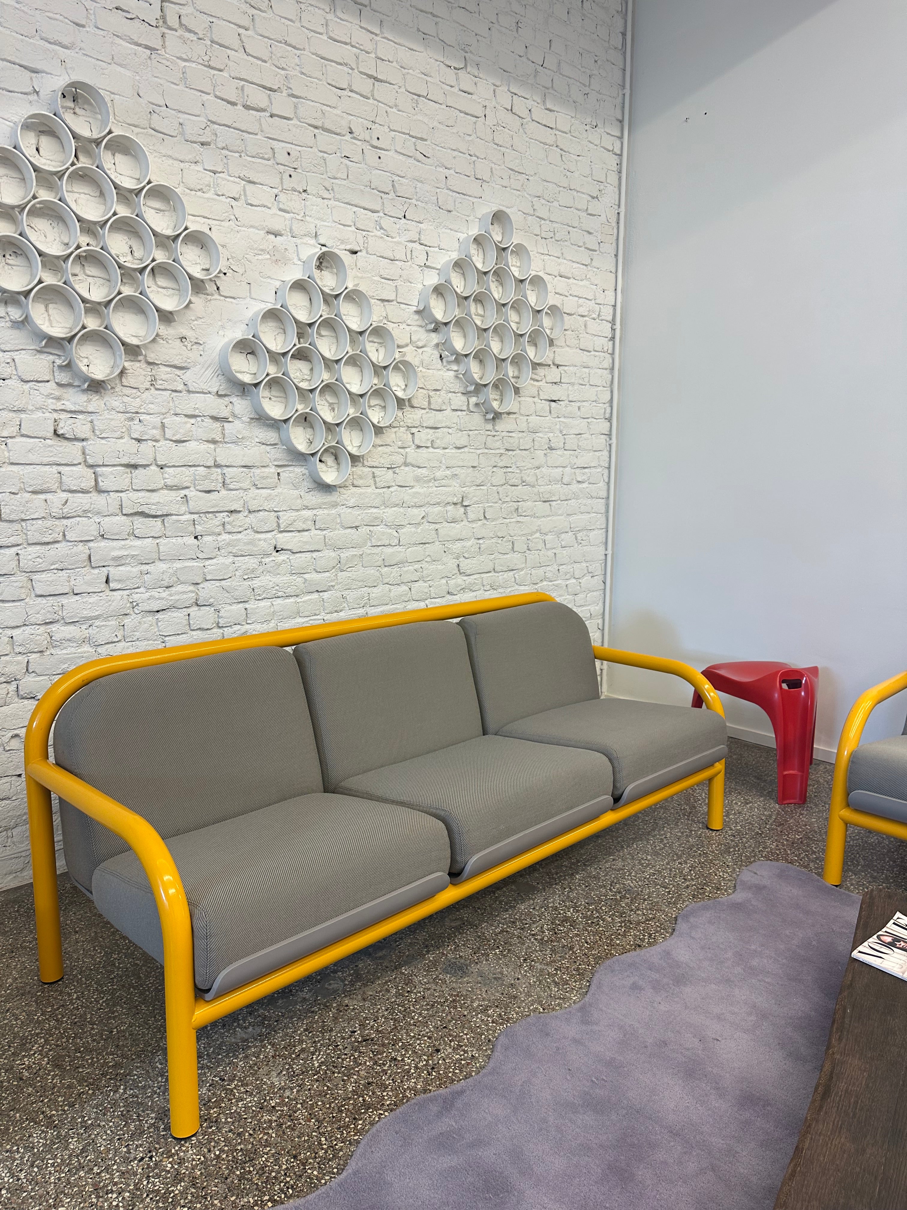 Fauteuil 3 places tubulaire jaune et gris