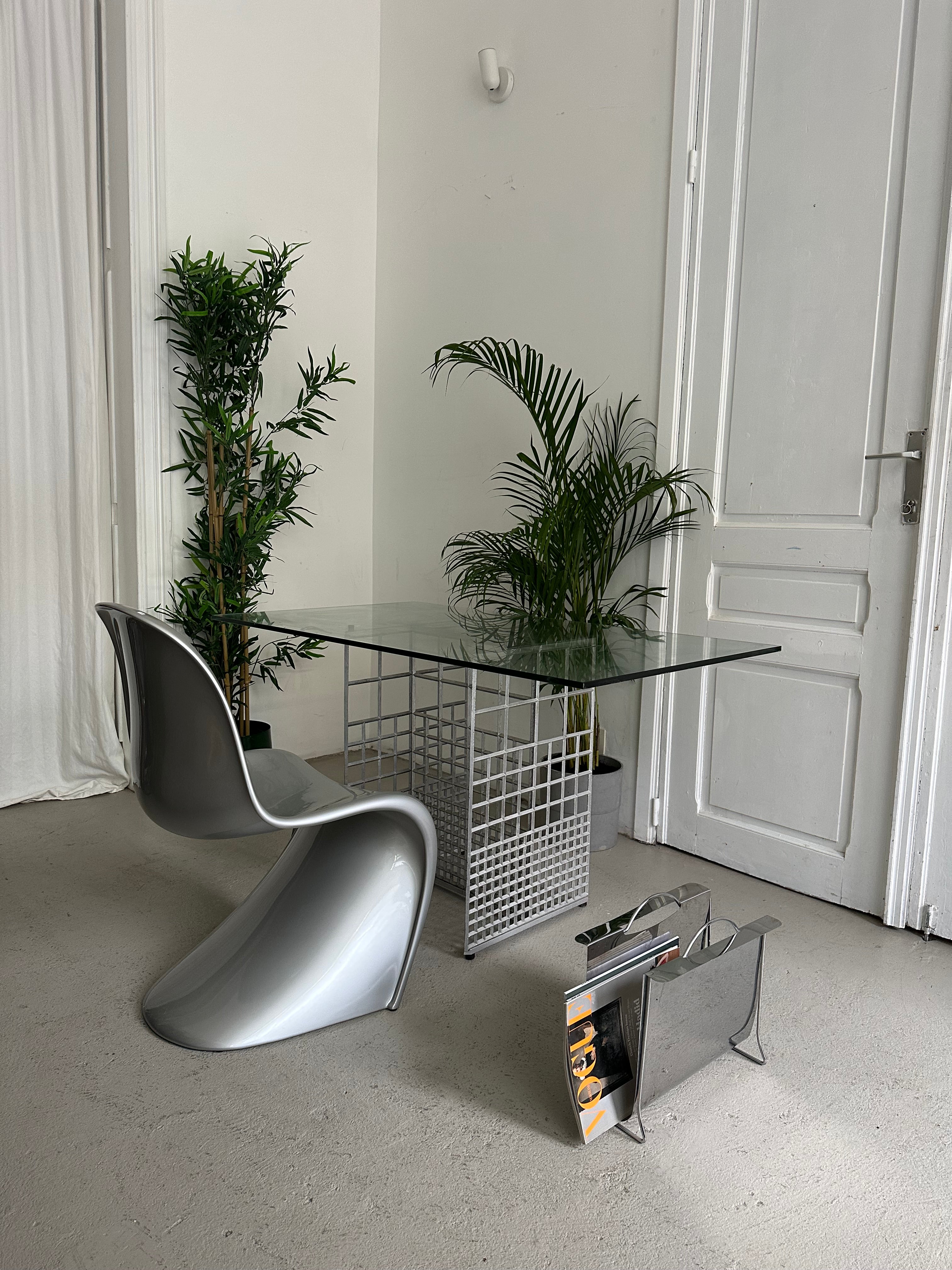 Chaise design repeinte en Gris métallisé