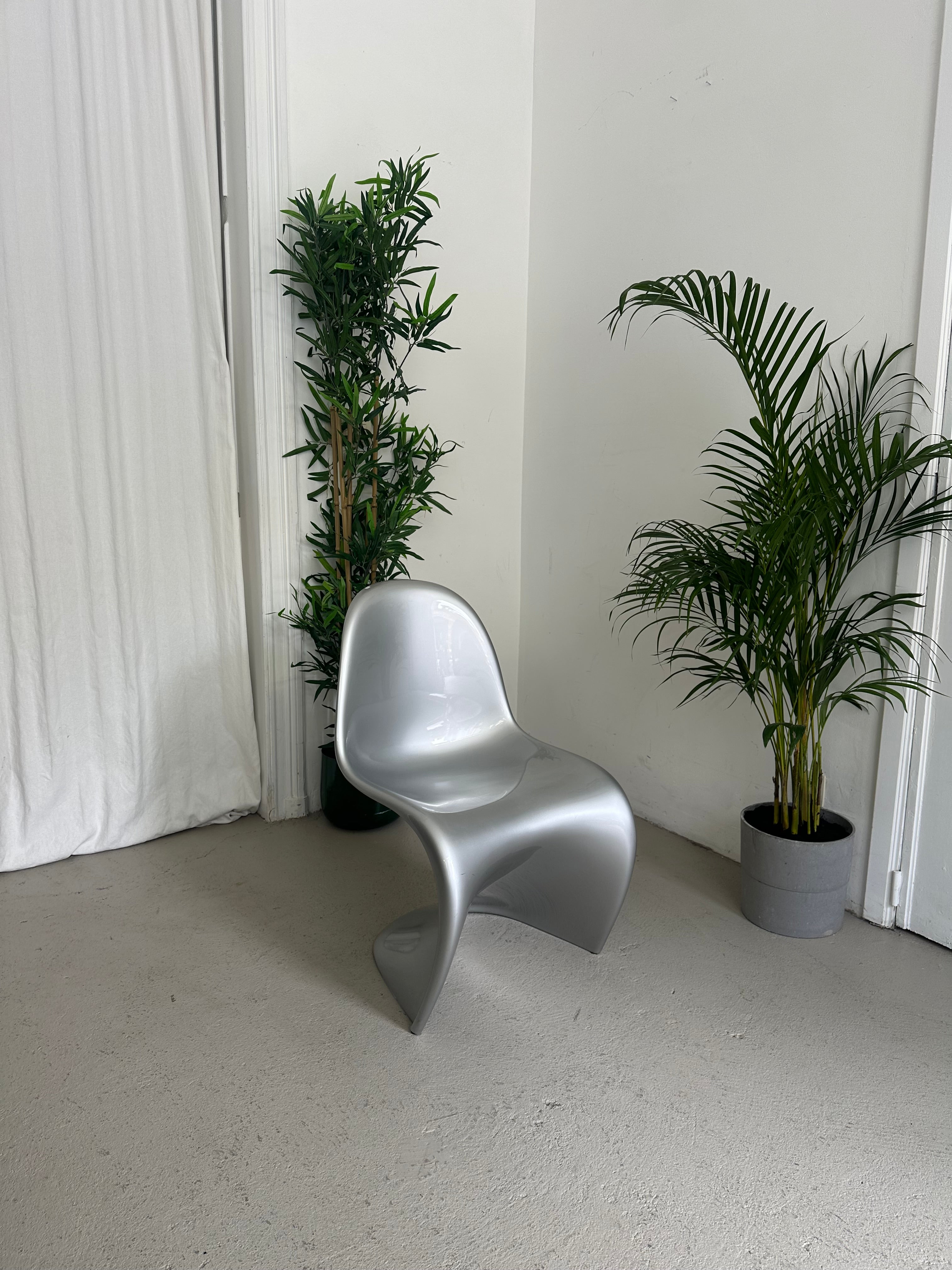 Chaise design repeinte en Gris métallisé
