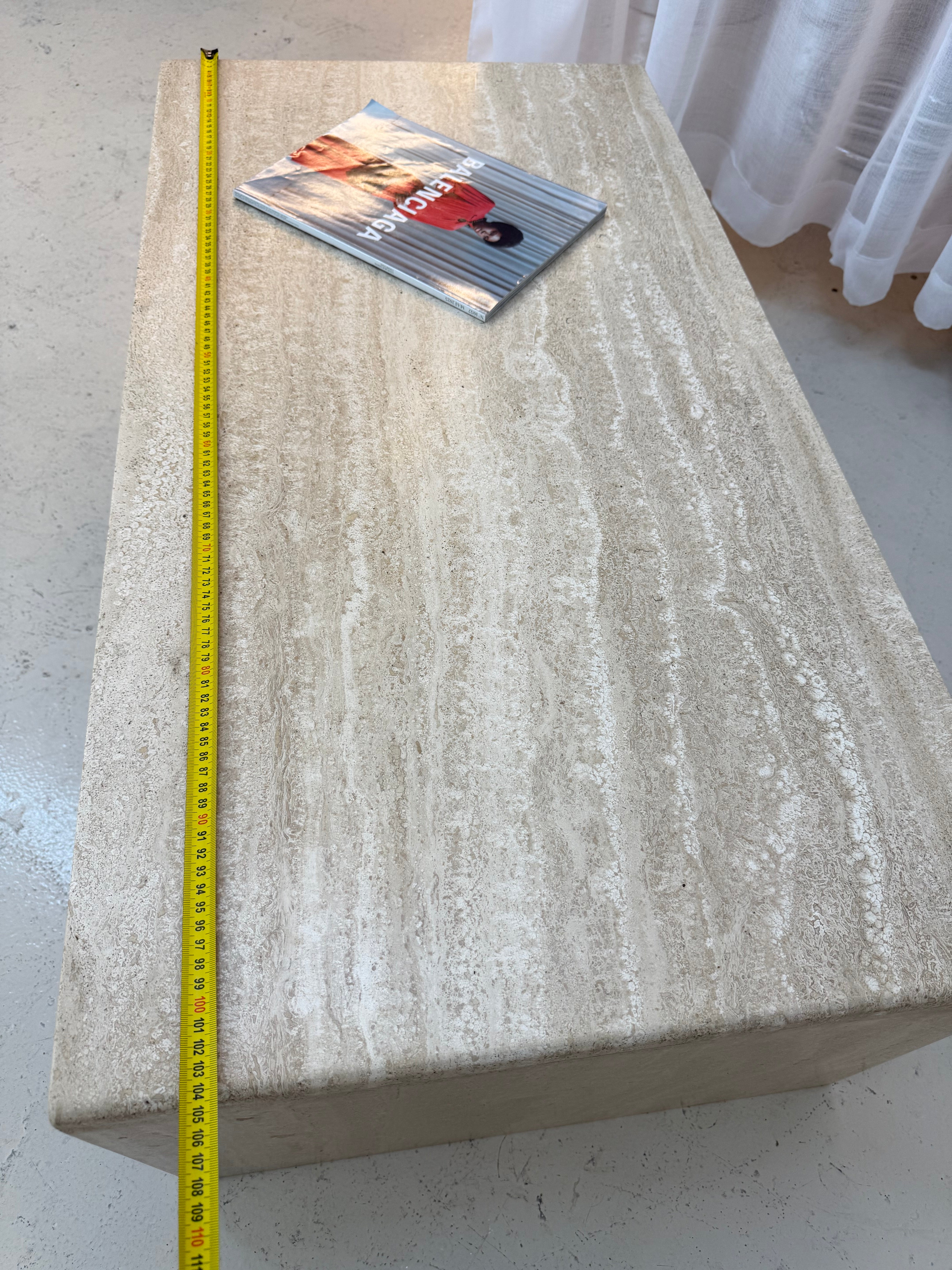 Table de salon en travertin