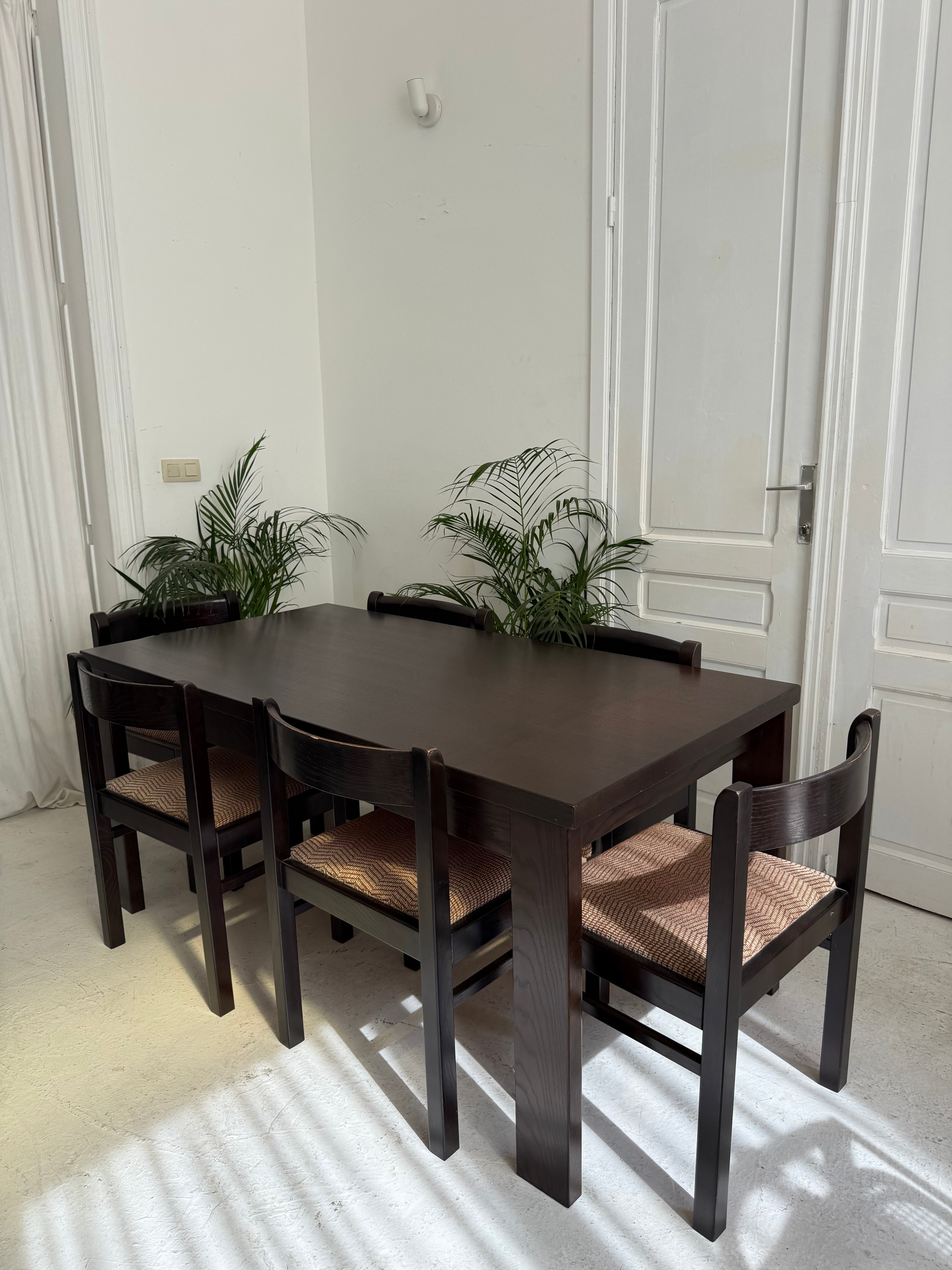 Table vintage en bois marron foncé