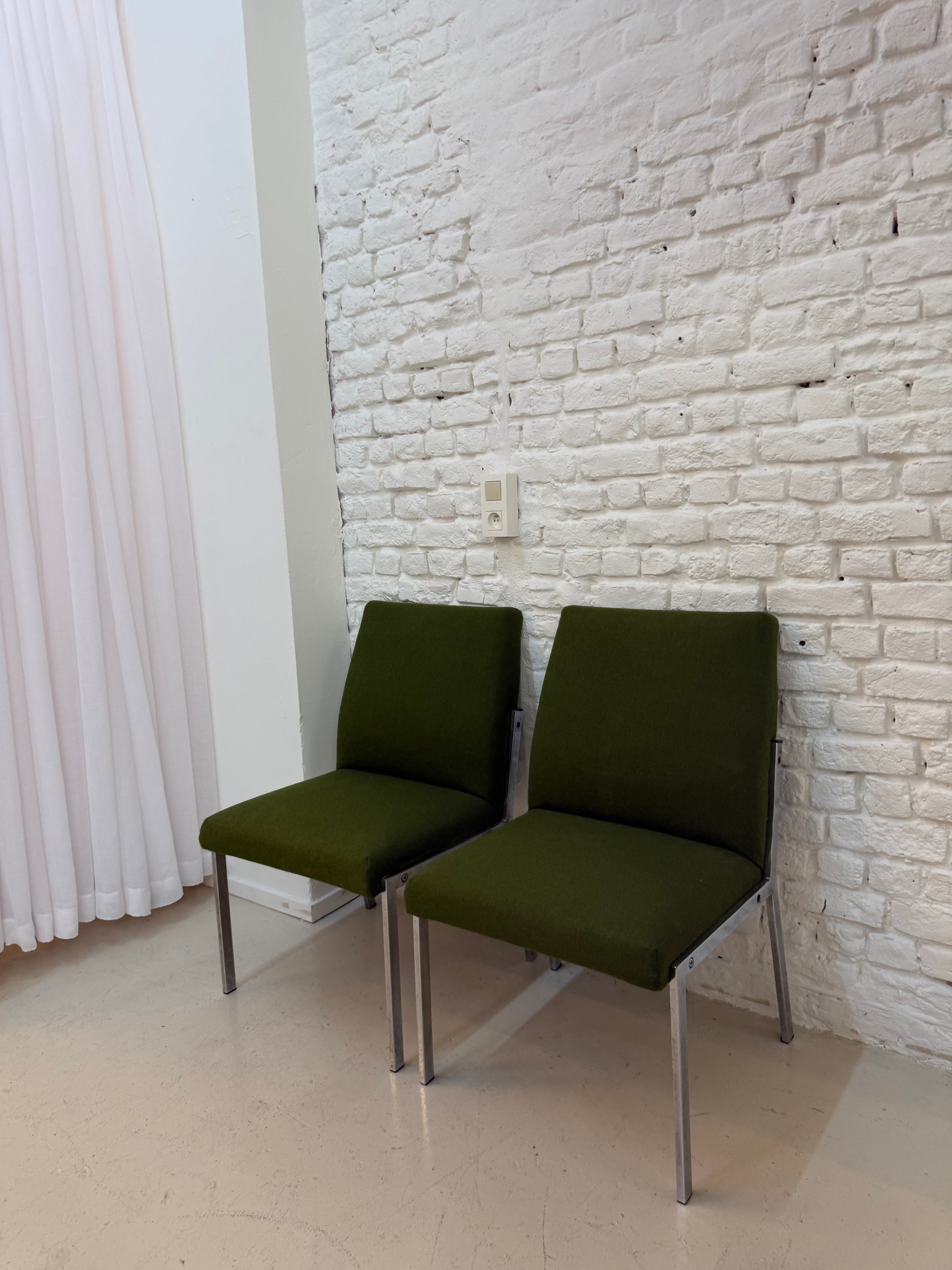 2 fauteuils vintage en tissu et chrome 1970