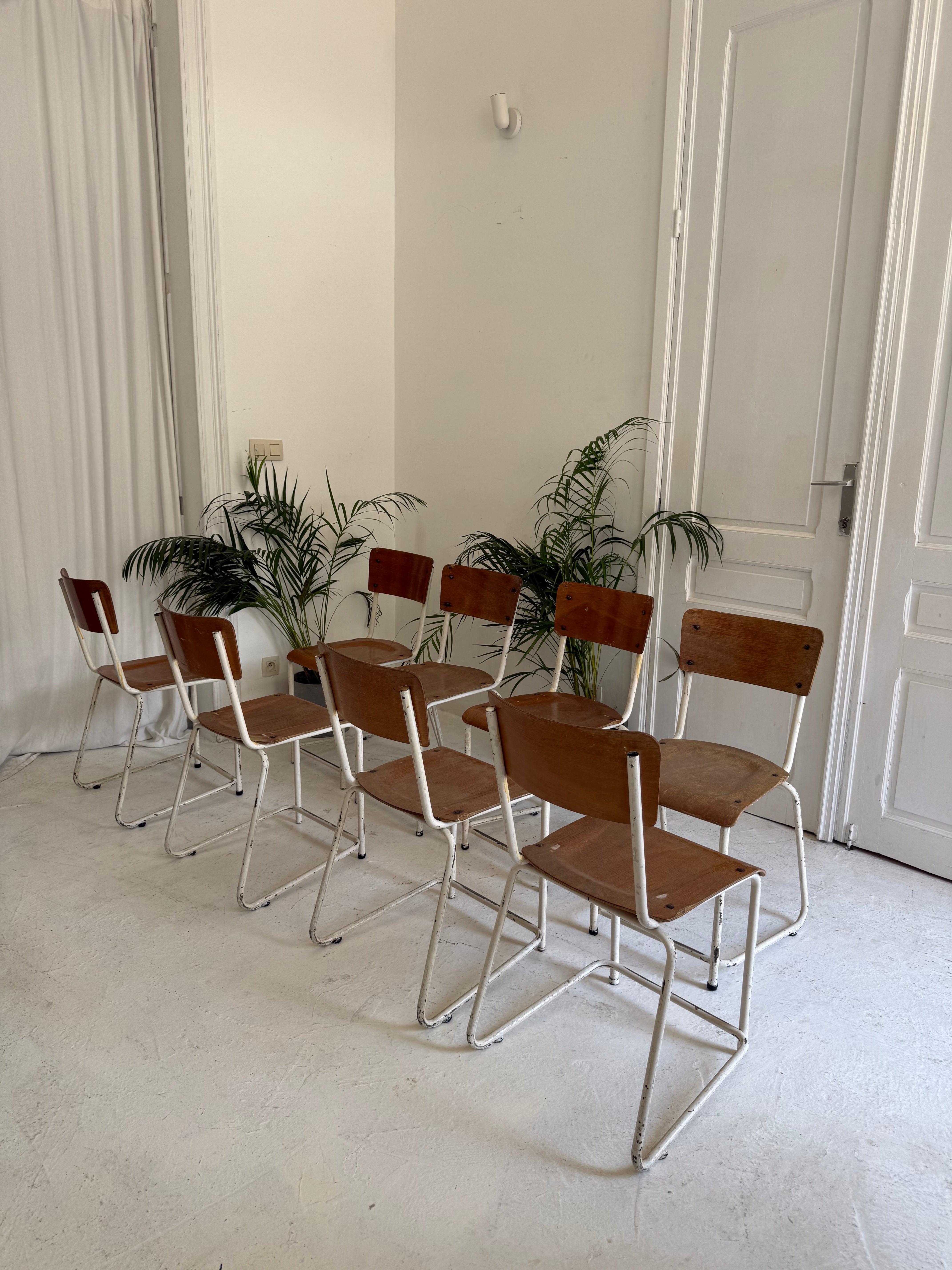 8 chaises vintage en bois