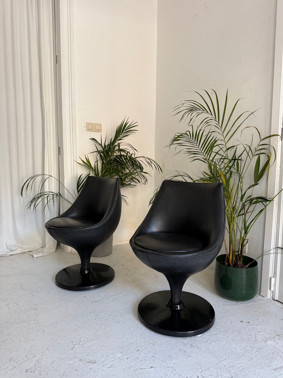 Paire de fauteuils Polaris par Pierre Guariche