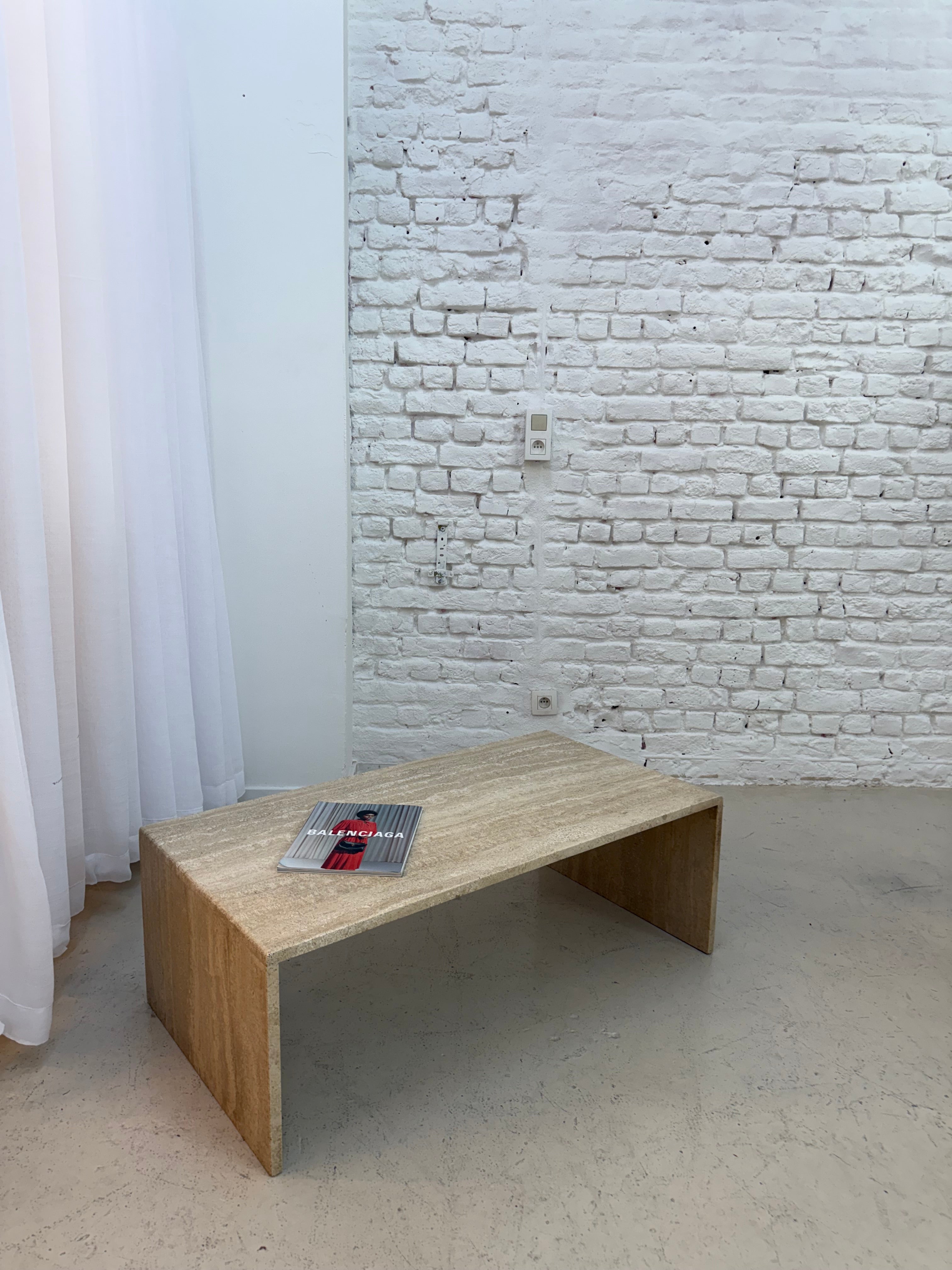 Table de salon en travertin