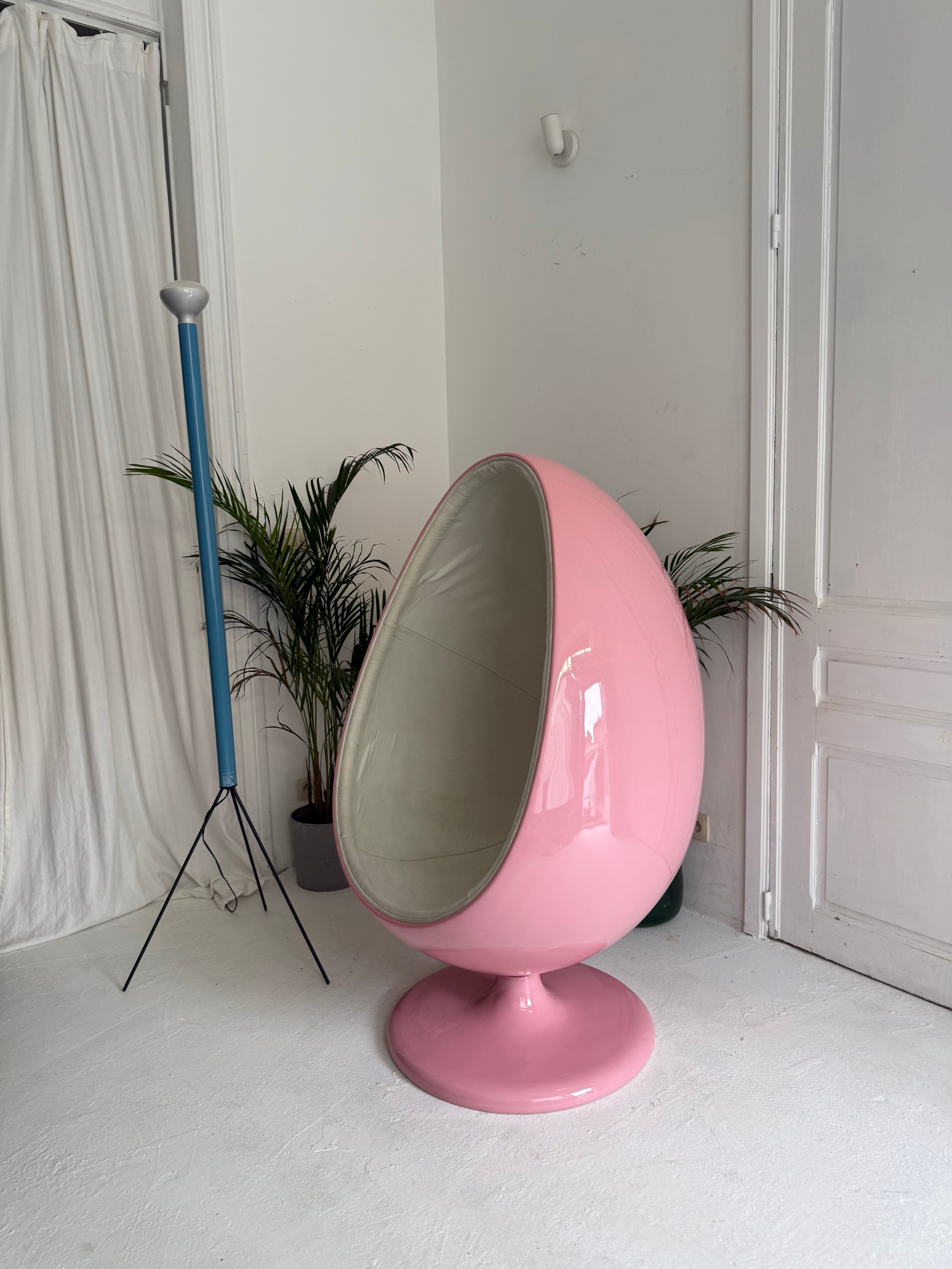 Unique Egg Pod chair vintage