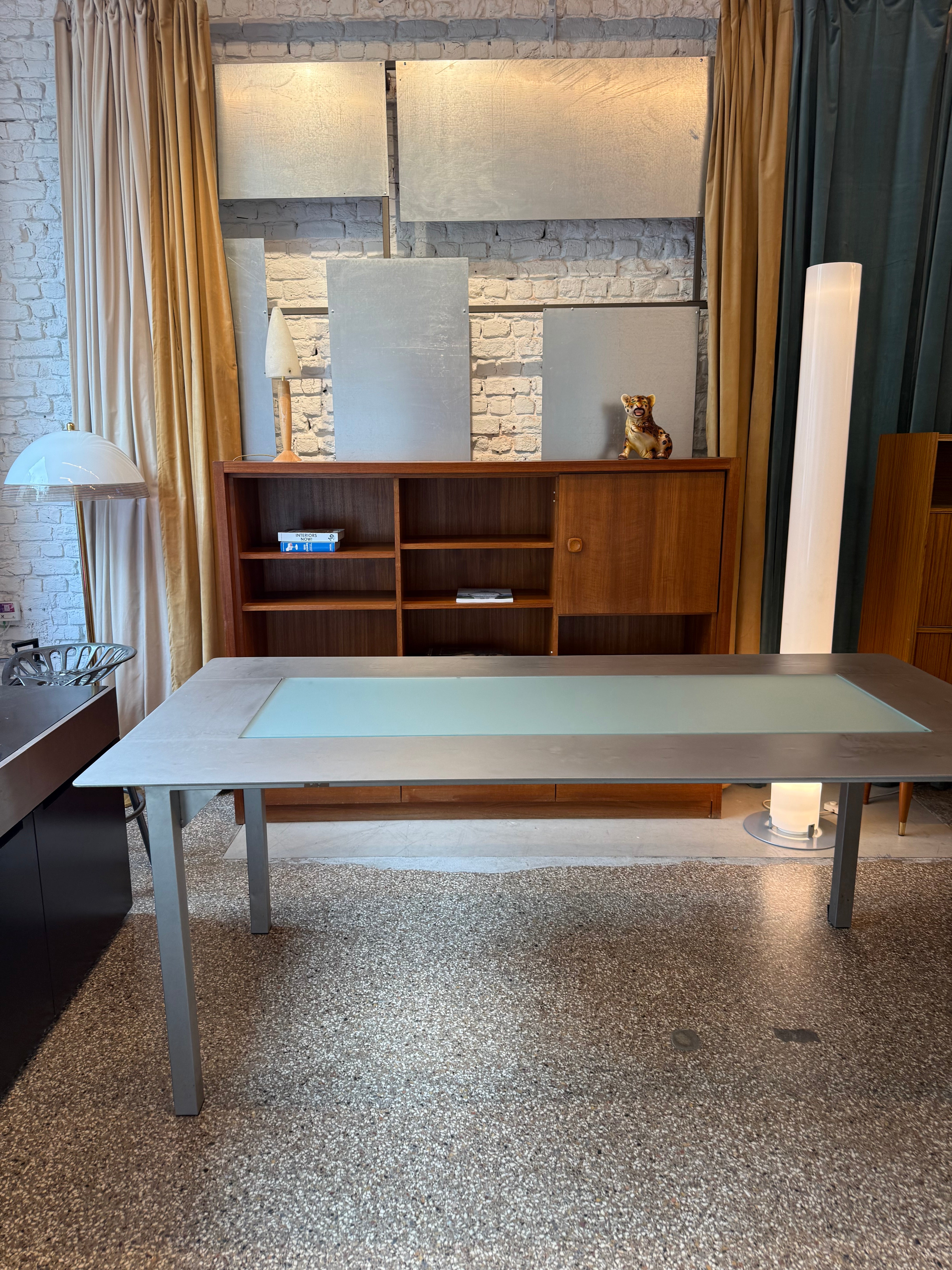 Table en inox vintage et verre fumé