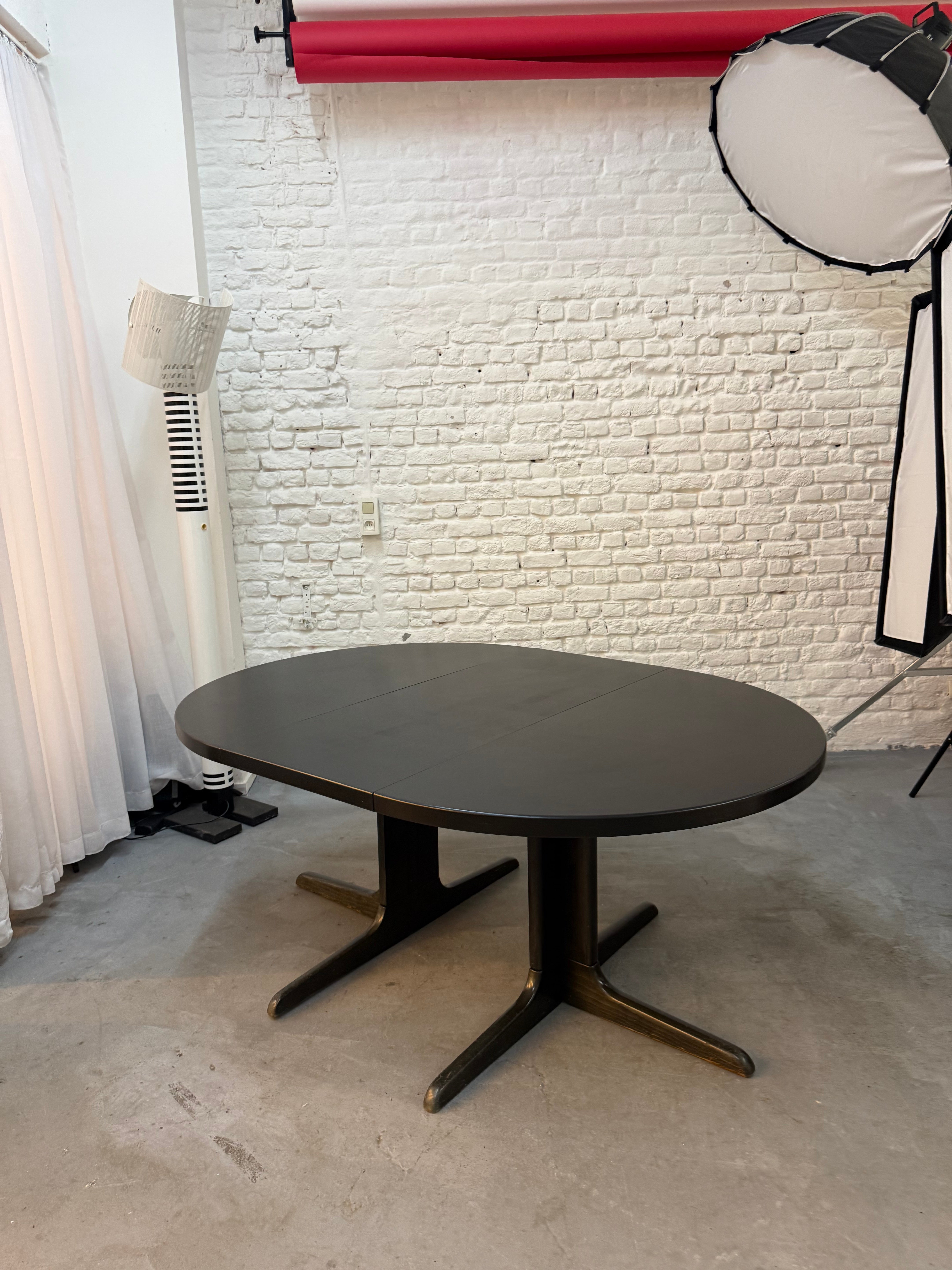 Table scandinave en bois noir