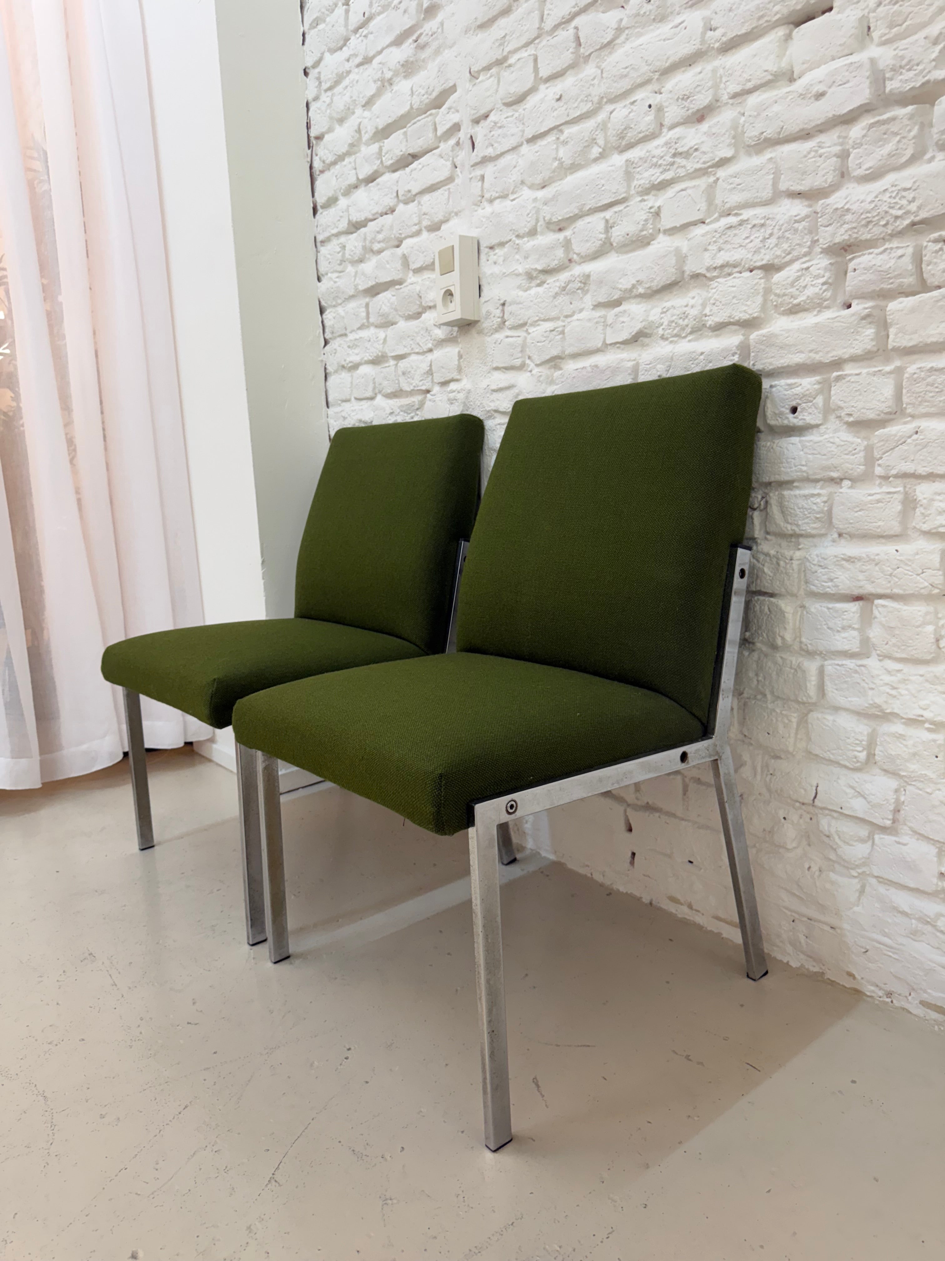 2 fauteuils vintage en tissu et chrome 1970