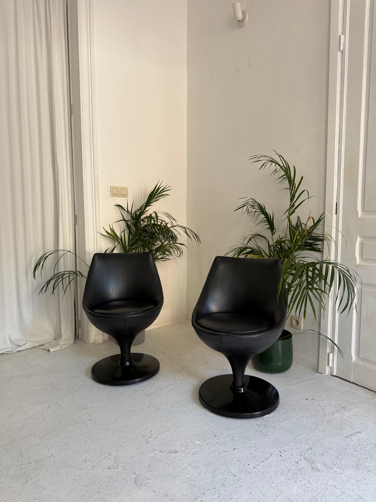 Paire de fauteuils Polaris par Pierre Guariche