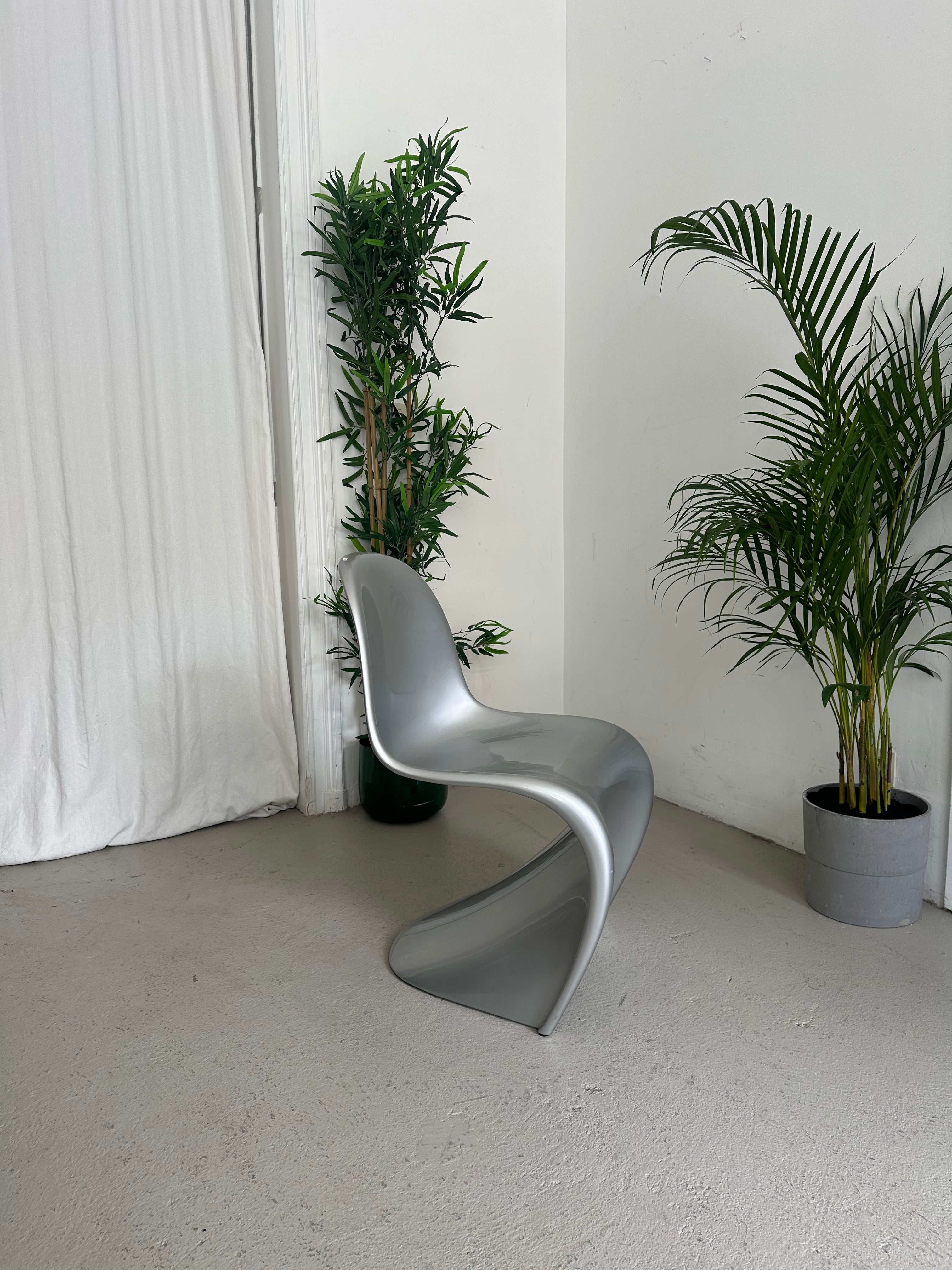 Chaise design repeinte en Gris métallisé