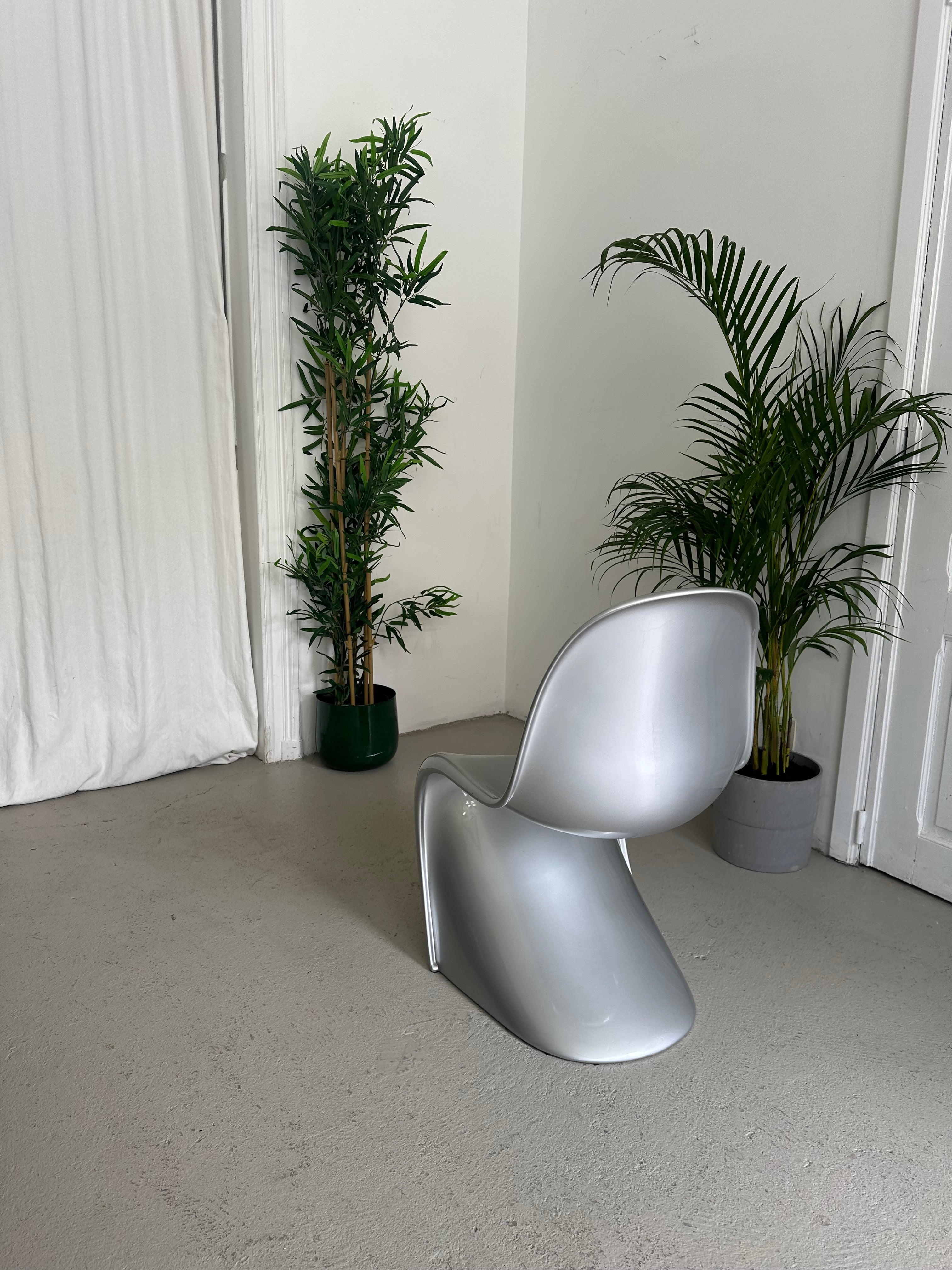 Chaise design repeinte en Gris métallisé