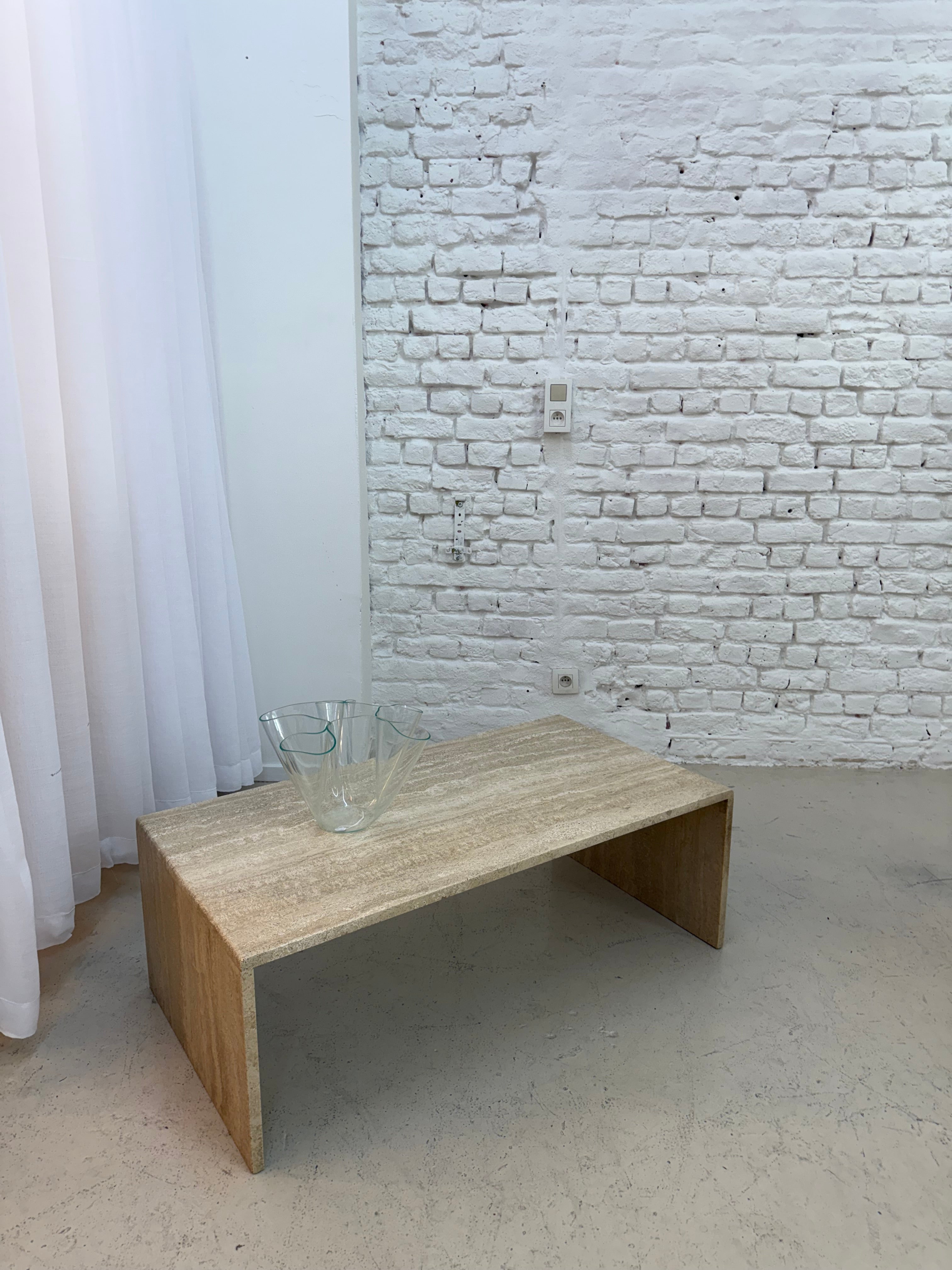 Table de salon en travertin
