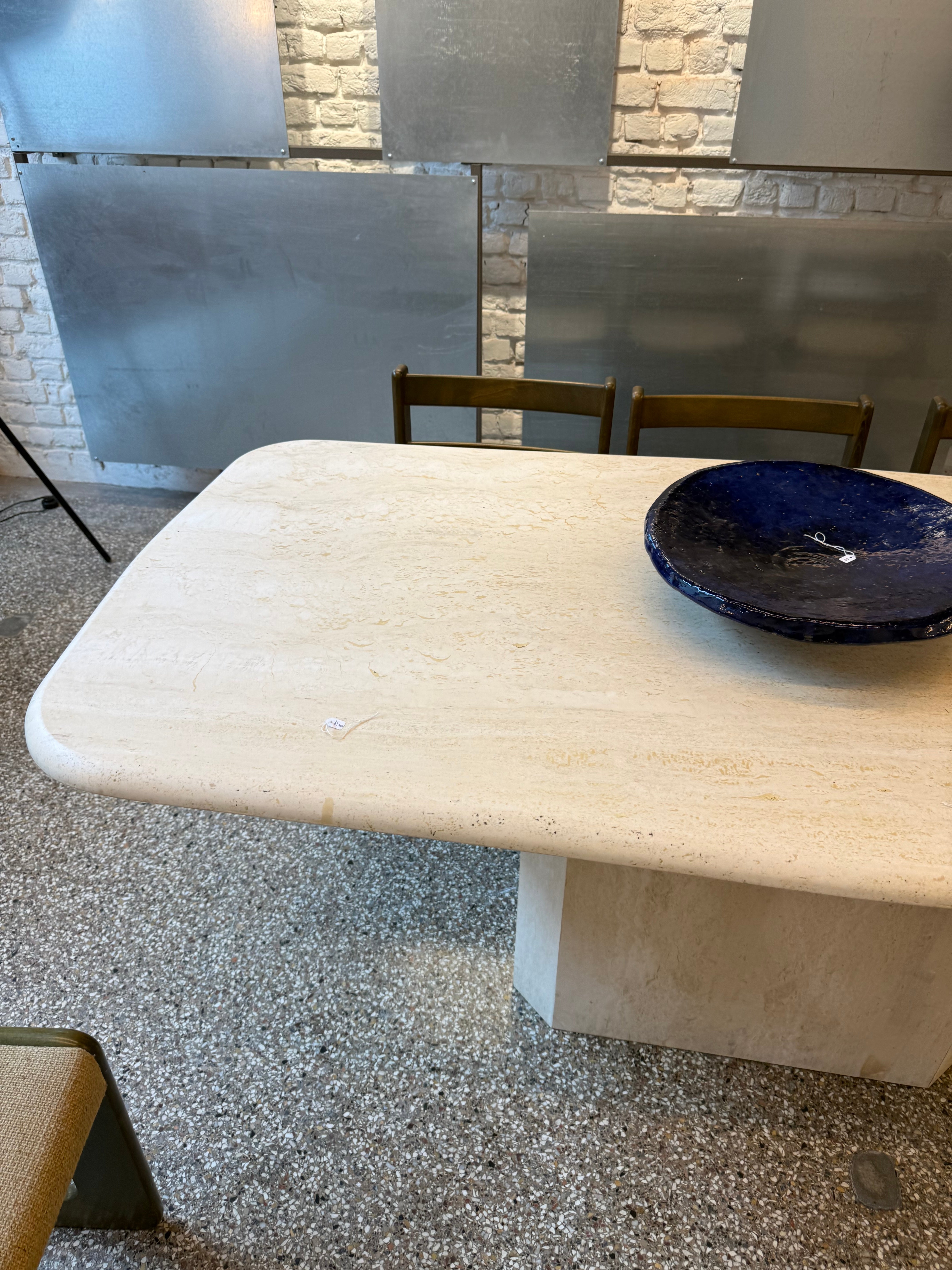 Table rectangulaire en travertin