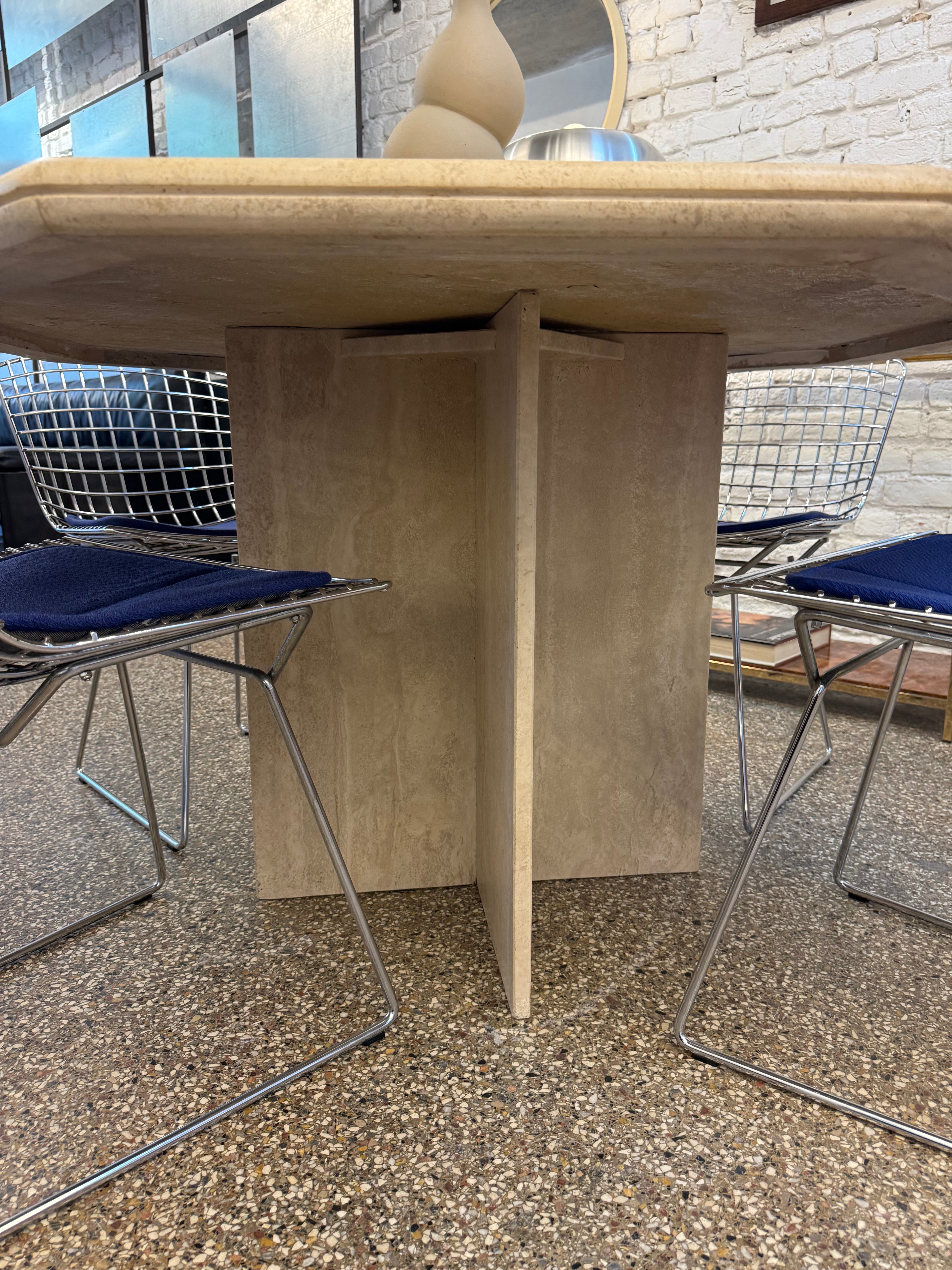 Table vintage hexagonal en travertin
