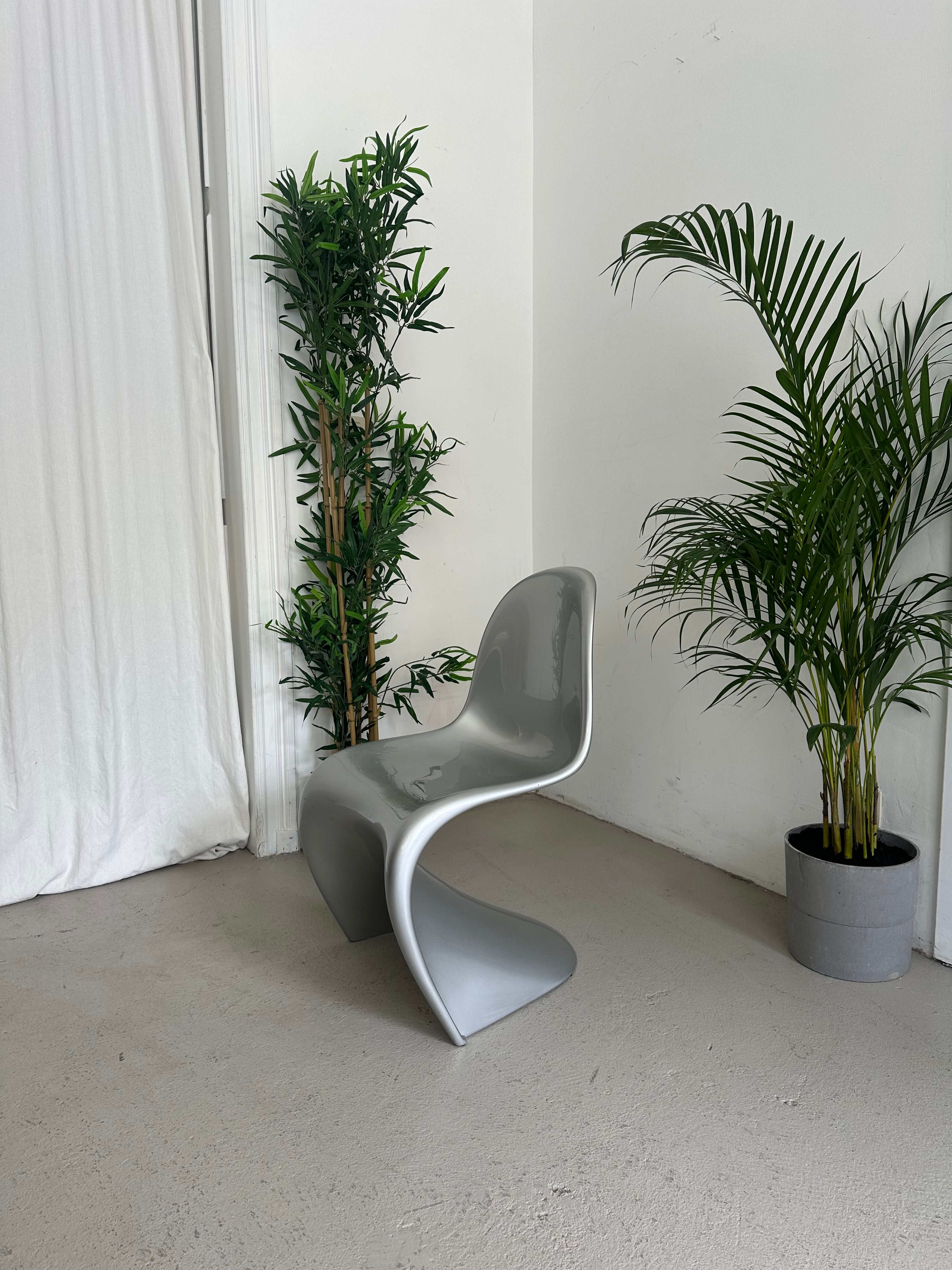 Chaise design repeinte en Gris métallisé