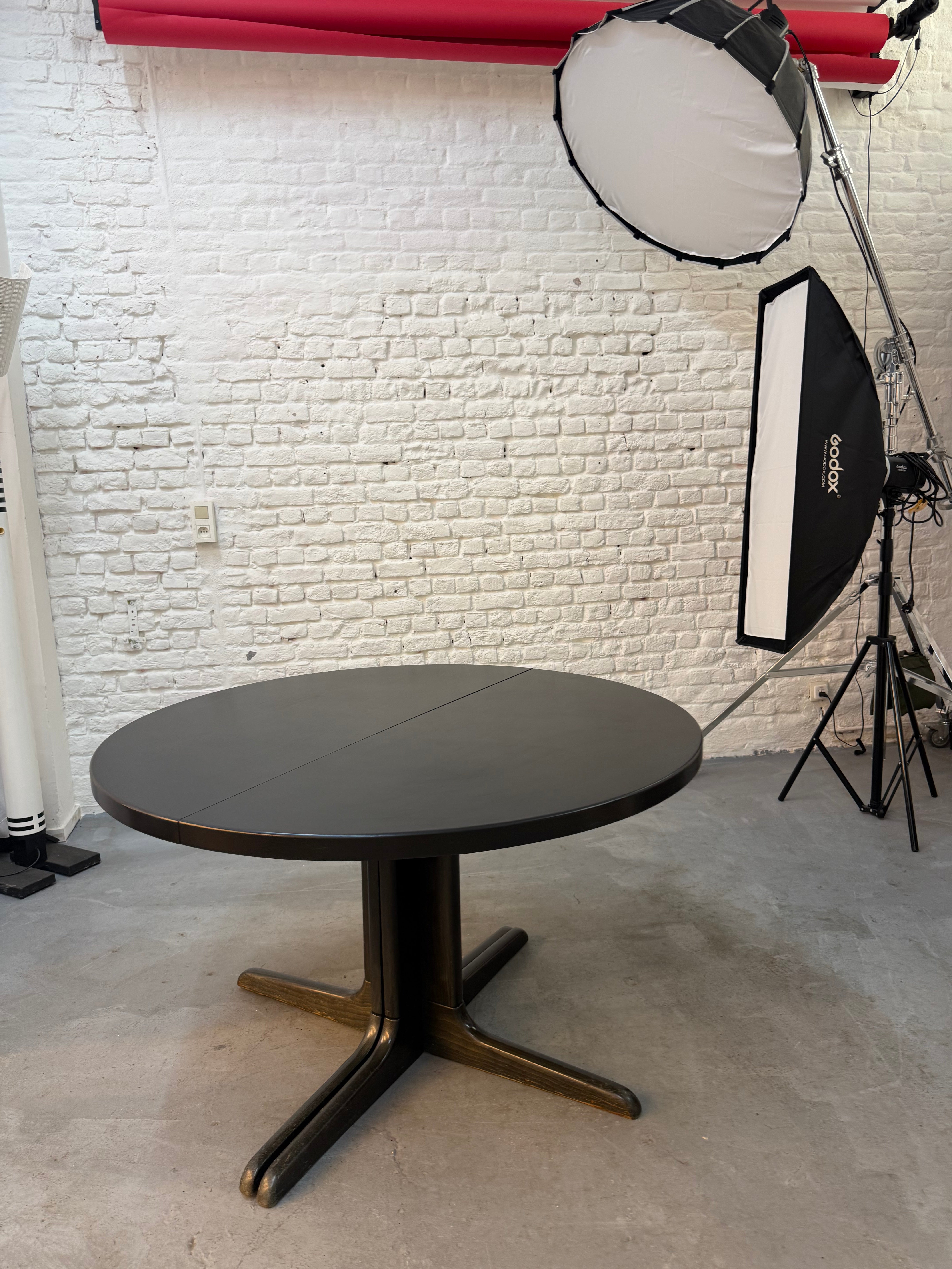 Table scandinave en bois noir