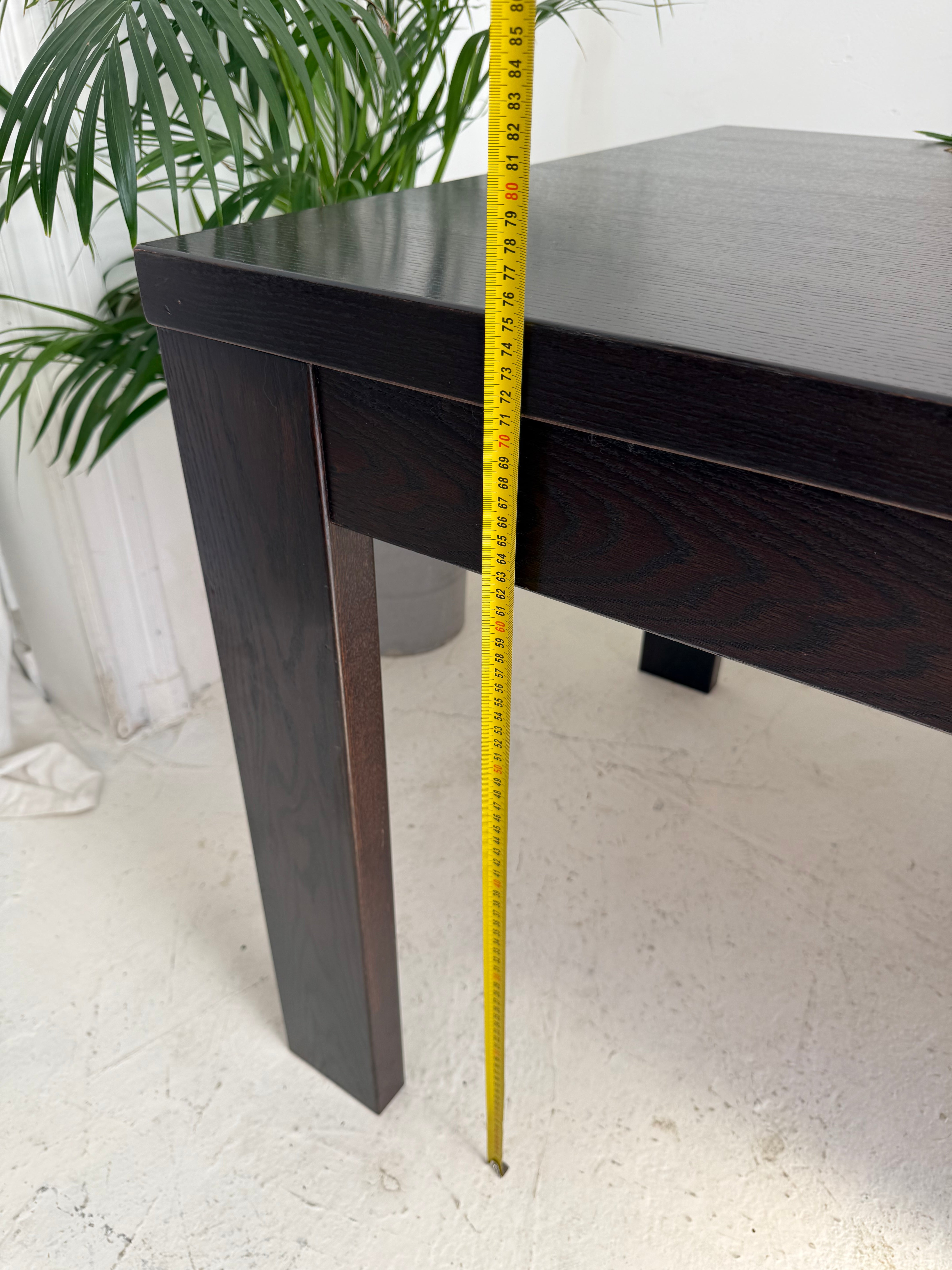 Table vintage en bois marron foncé