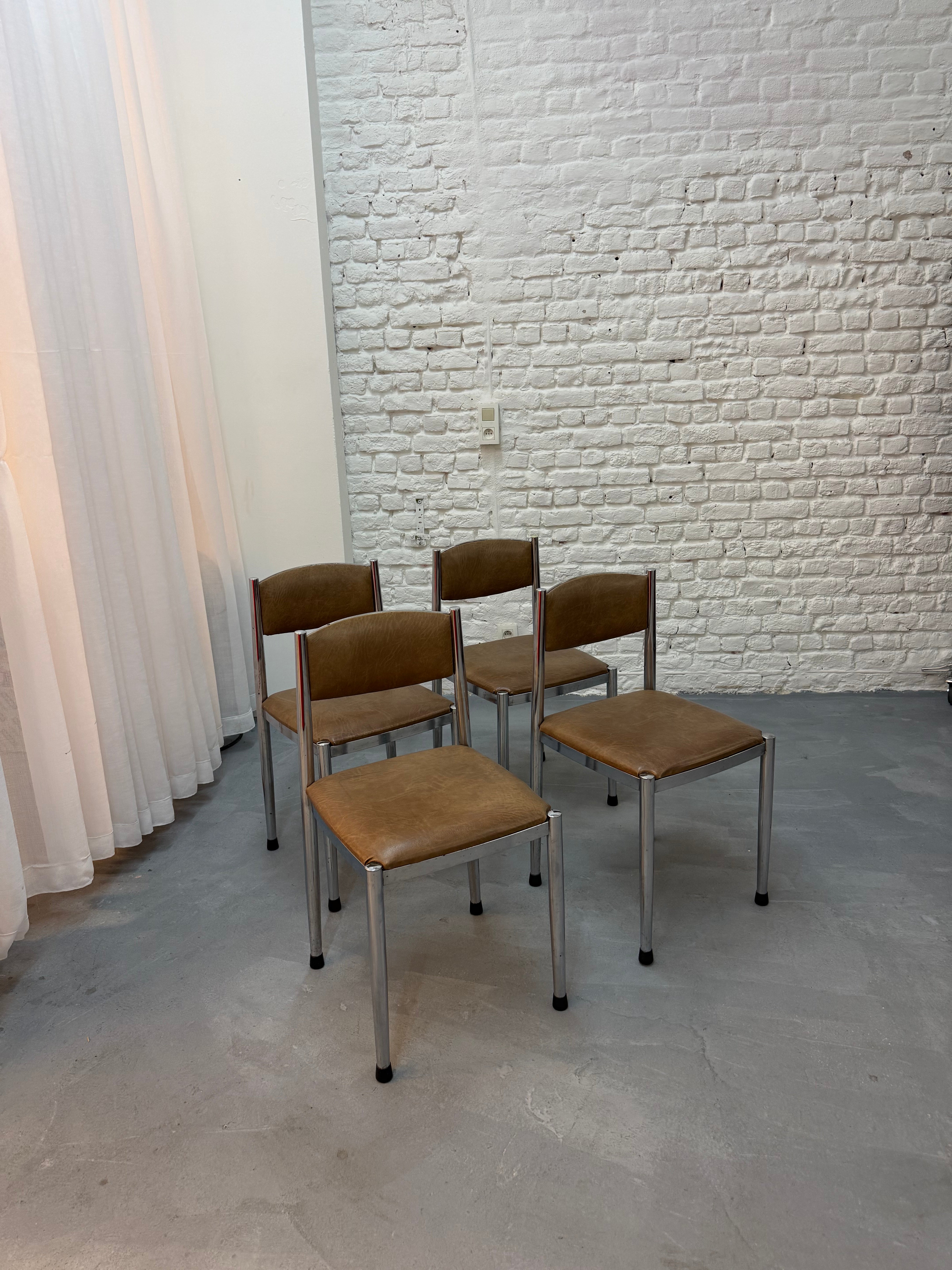 4 chaise vintage en cuir brun