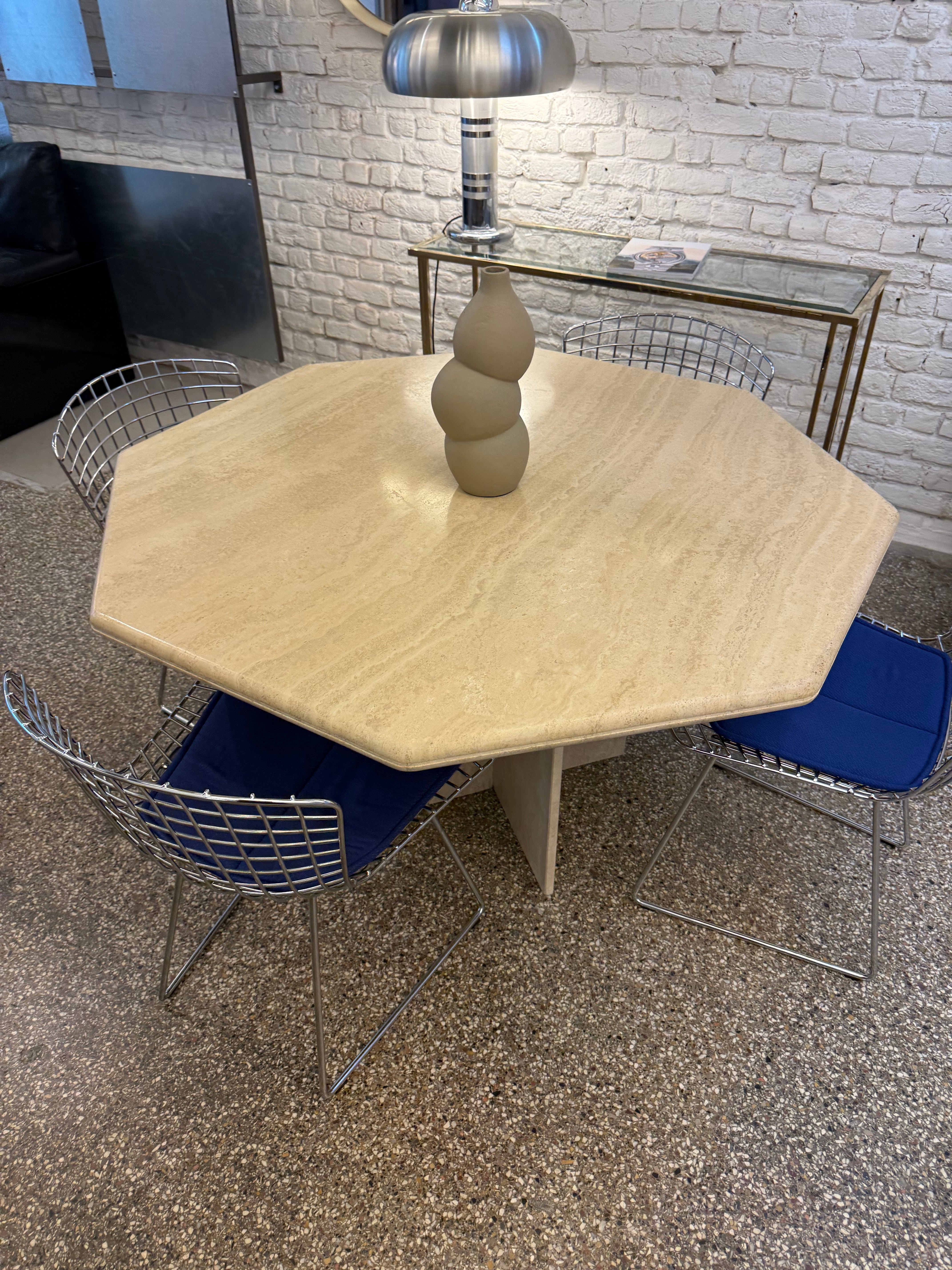 Table vintage hexagonal en travertin