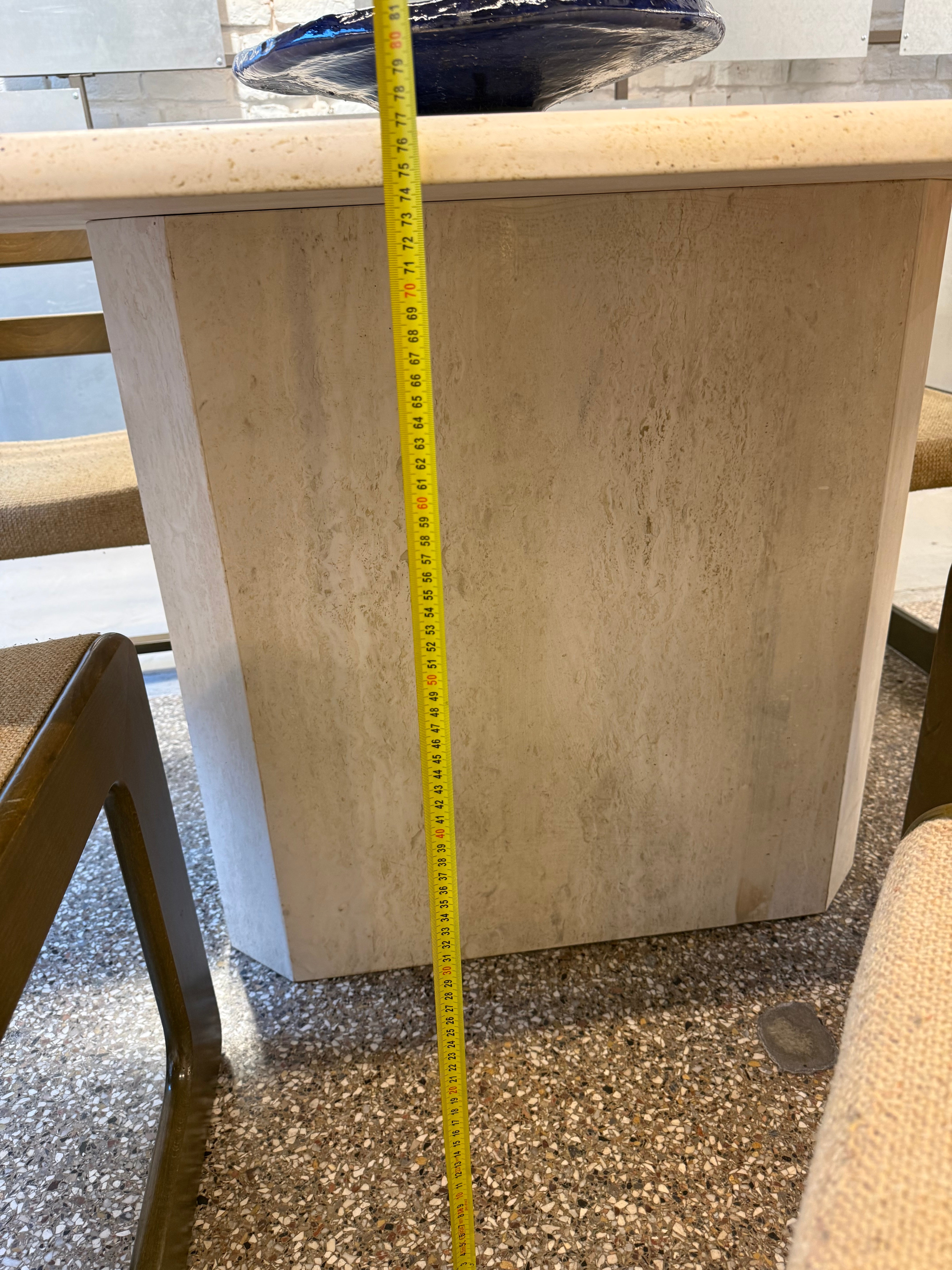 Table rectangulaire en travertin