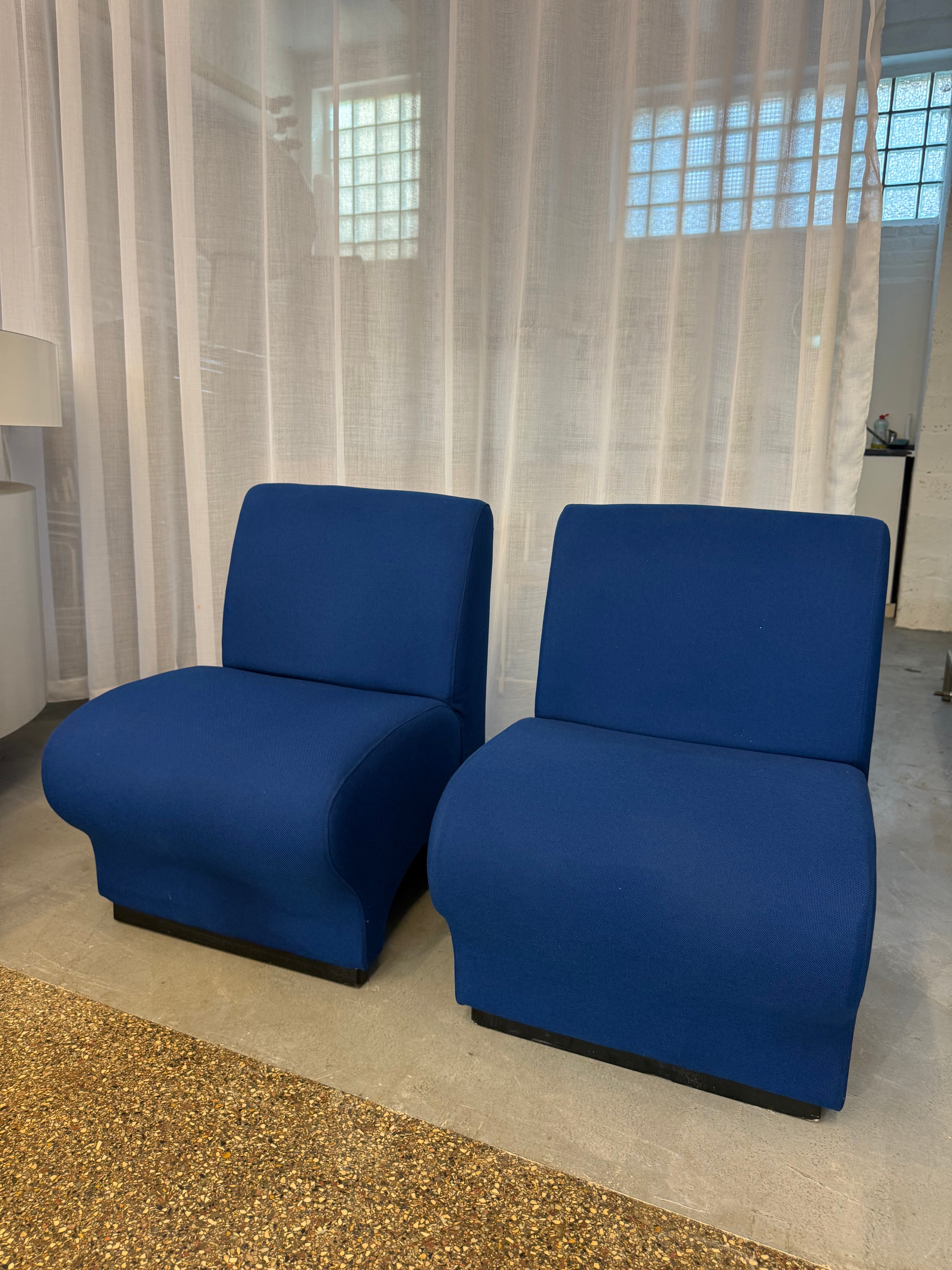 2 fauteuils bleu en tissu 1970