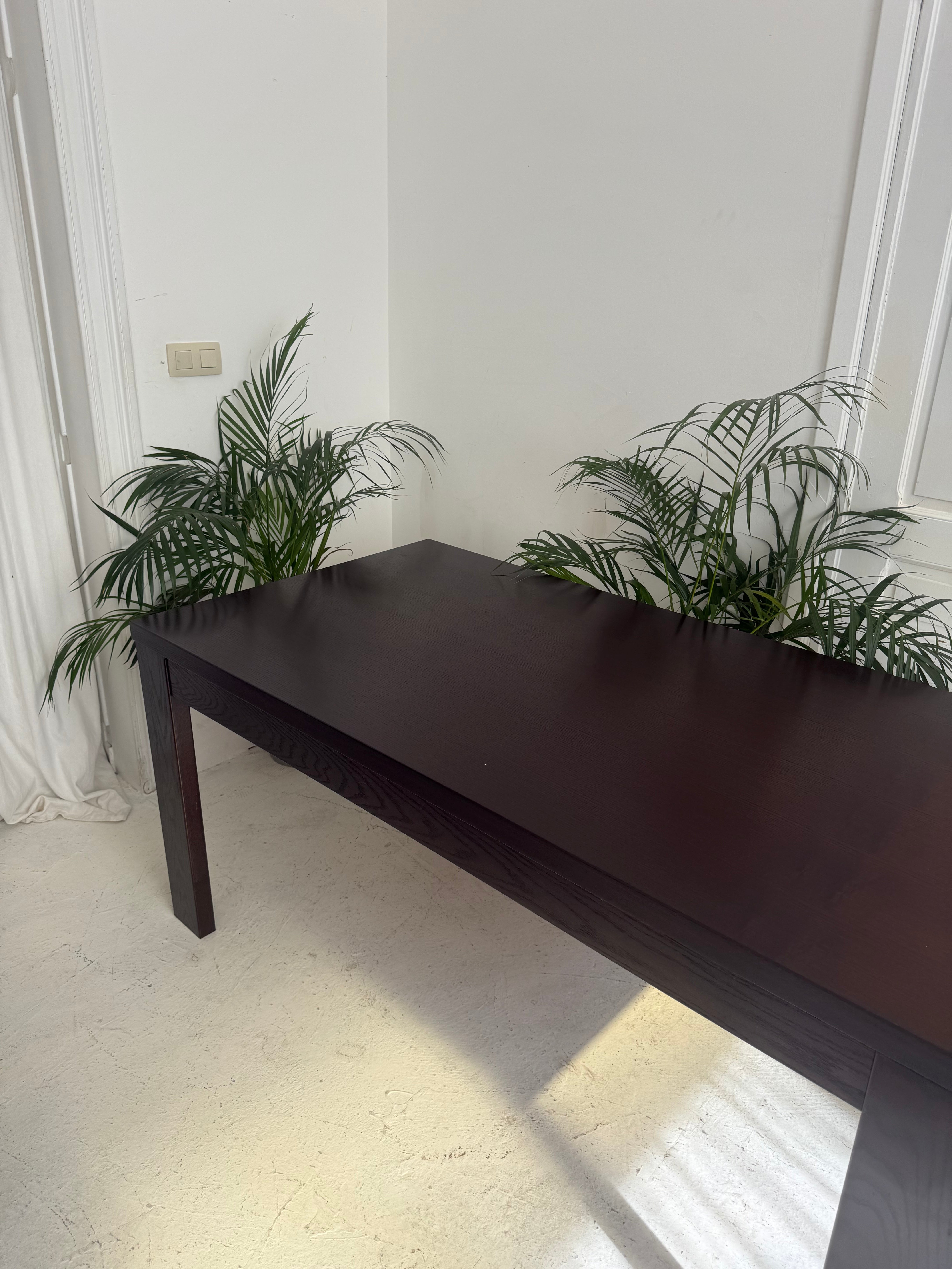 Table vintage en bois marron foncé