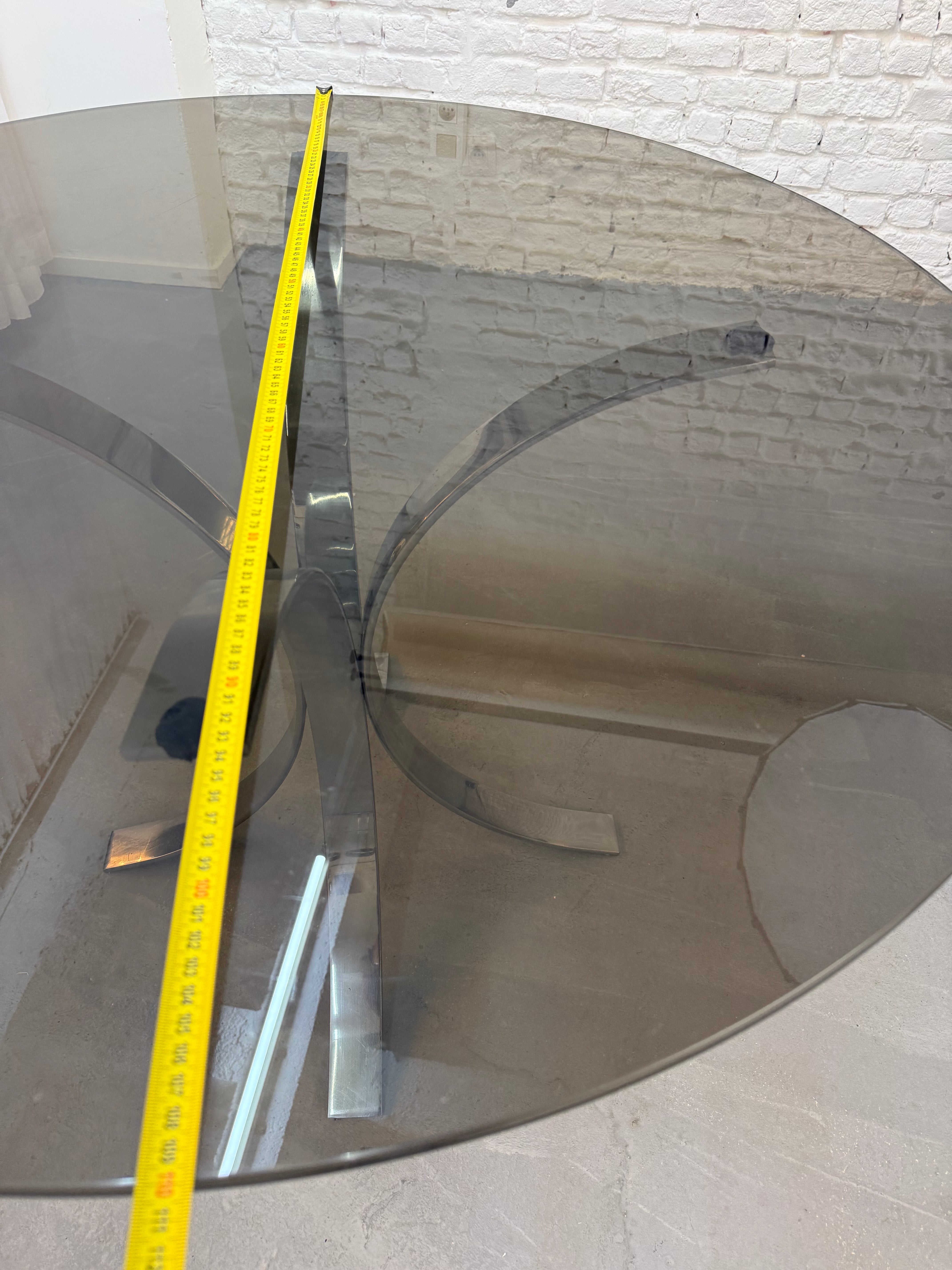 Table ronde en verre fumé et chrome 1970