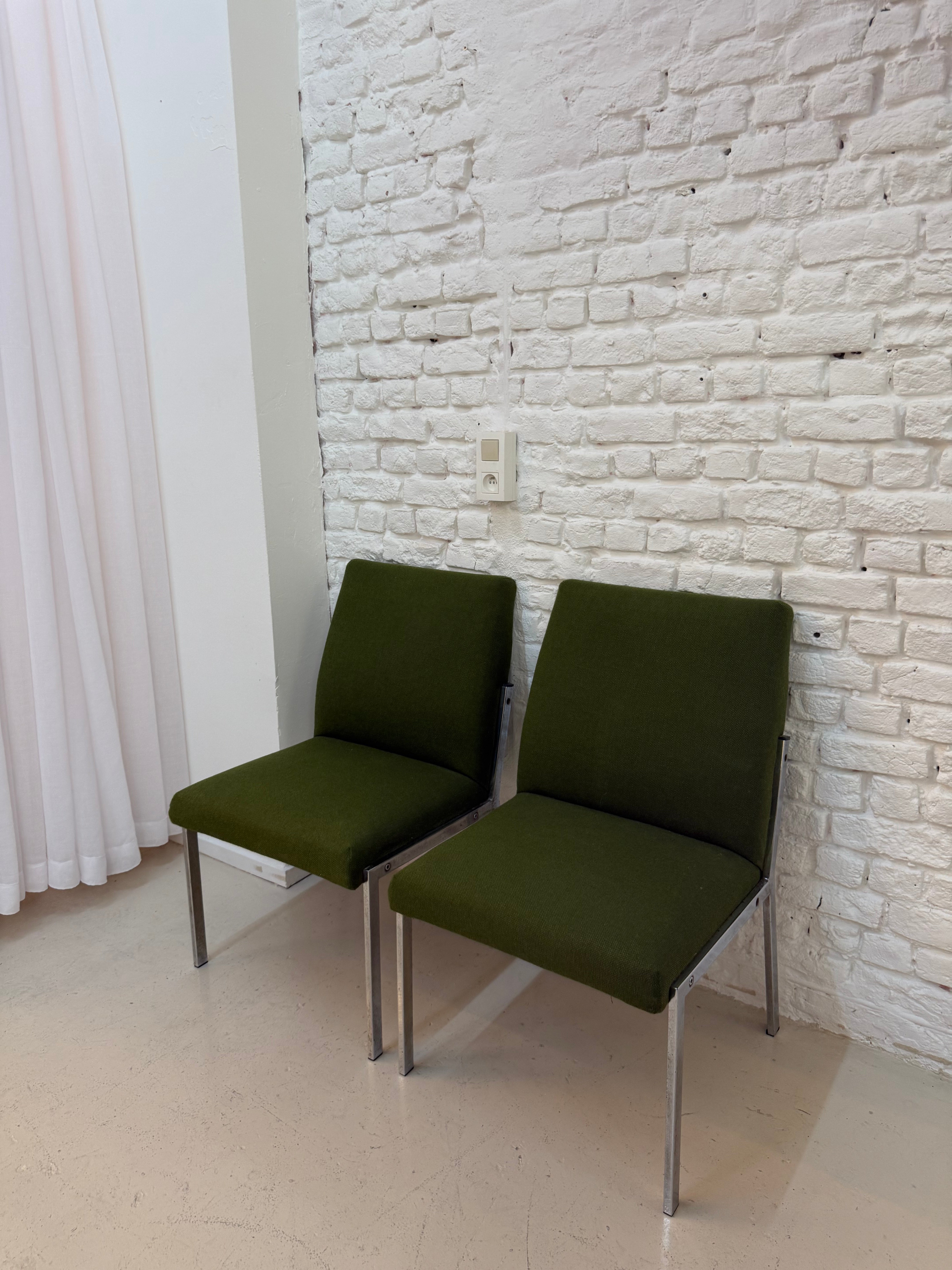 2 fauteuils vintage en tissu et chrome 1970