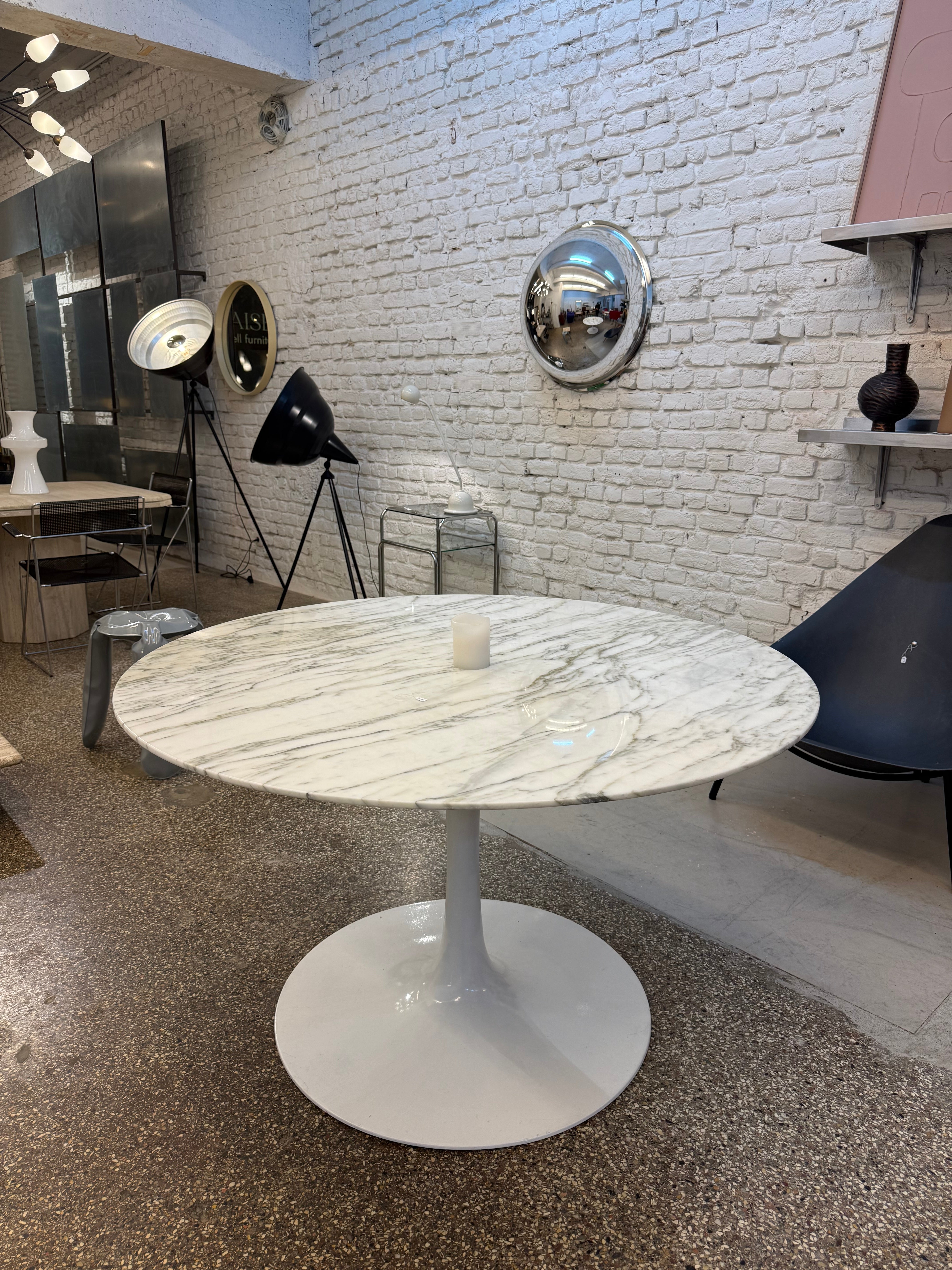 Table en marbre signée ARKANA de 1970