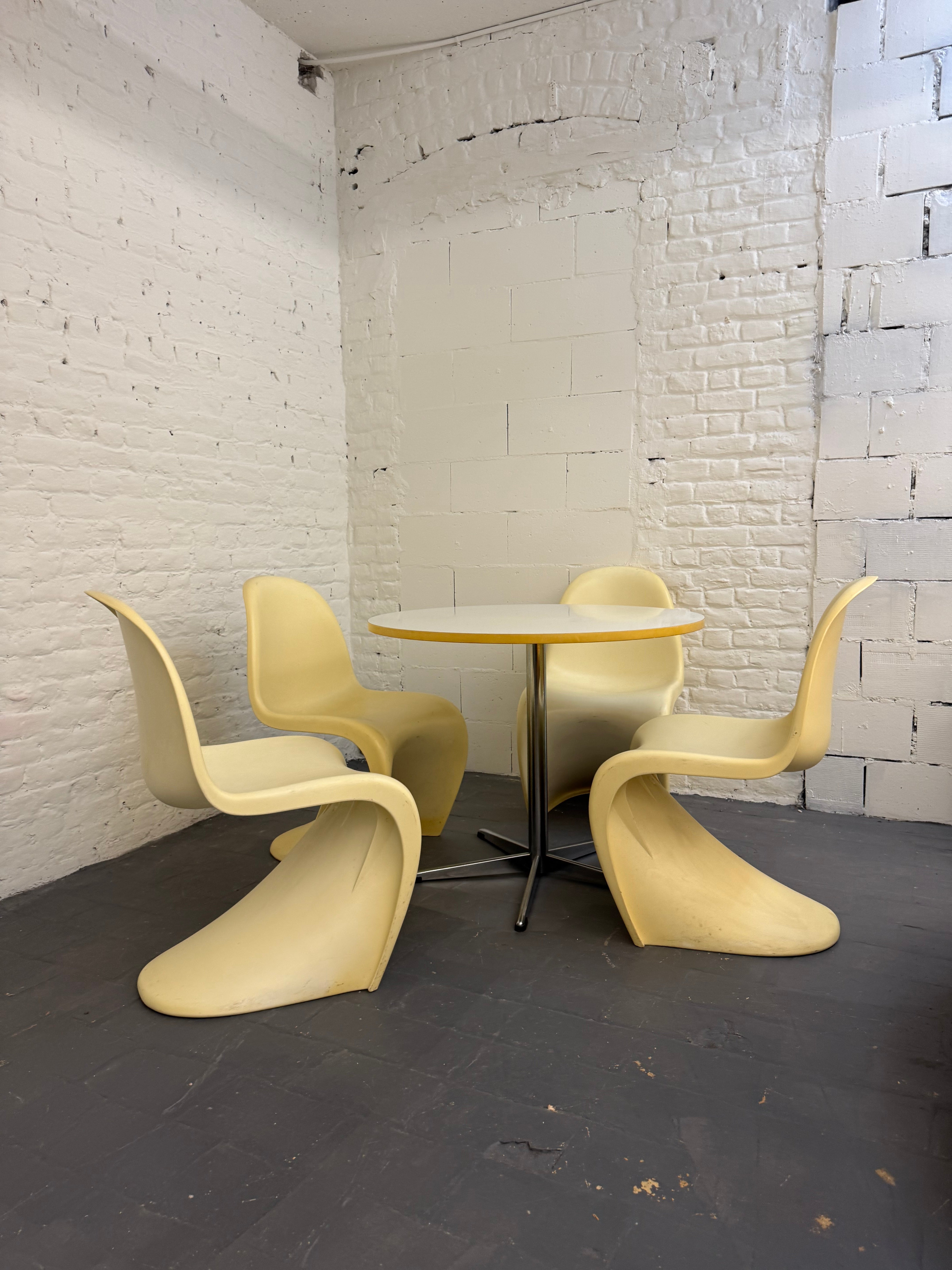 4 chaise design en plastique