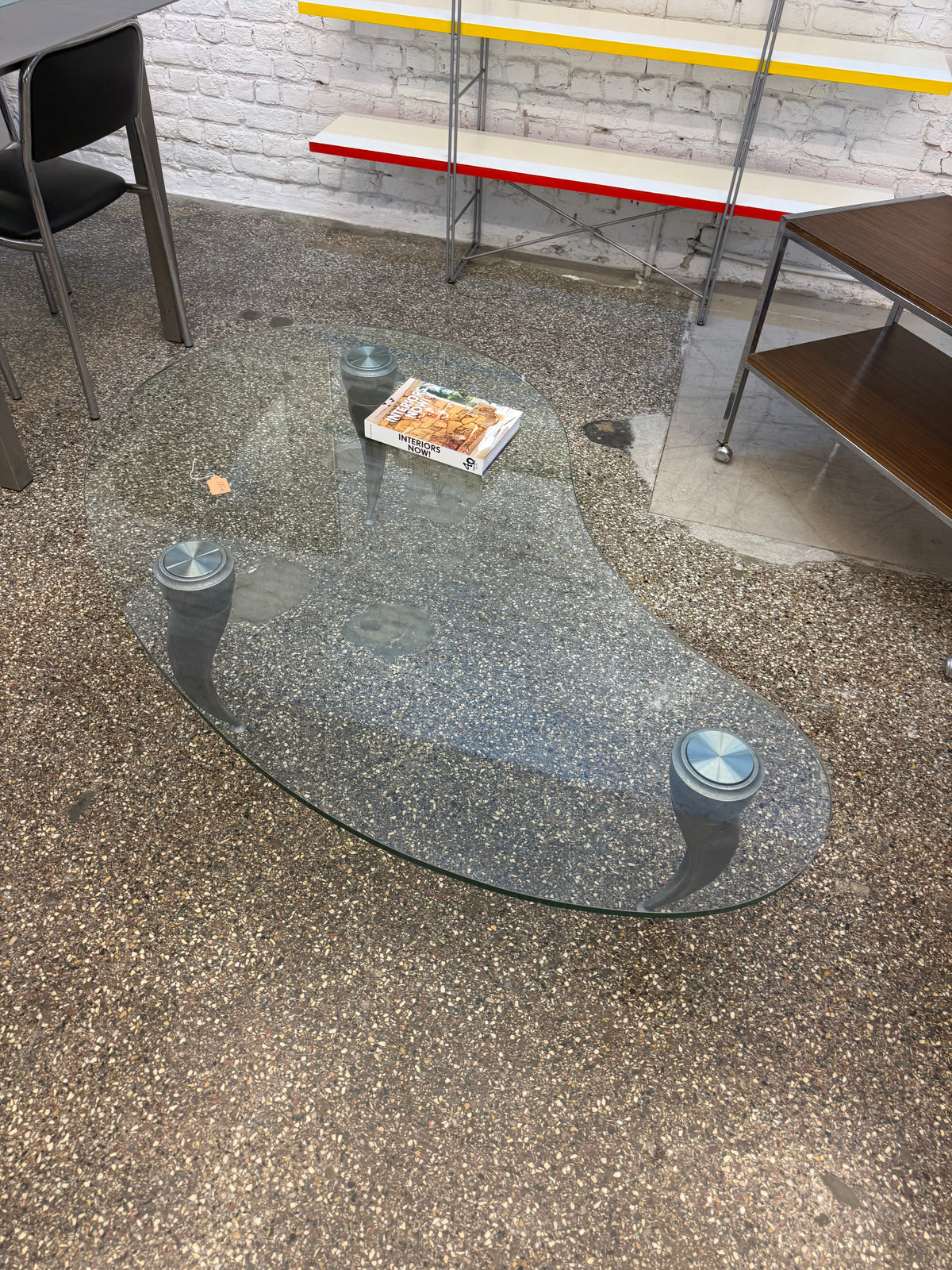 Table basse unique en inox et verre
