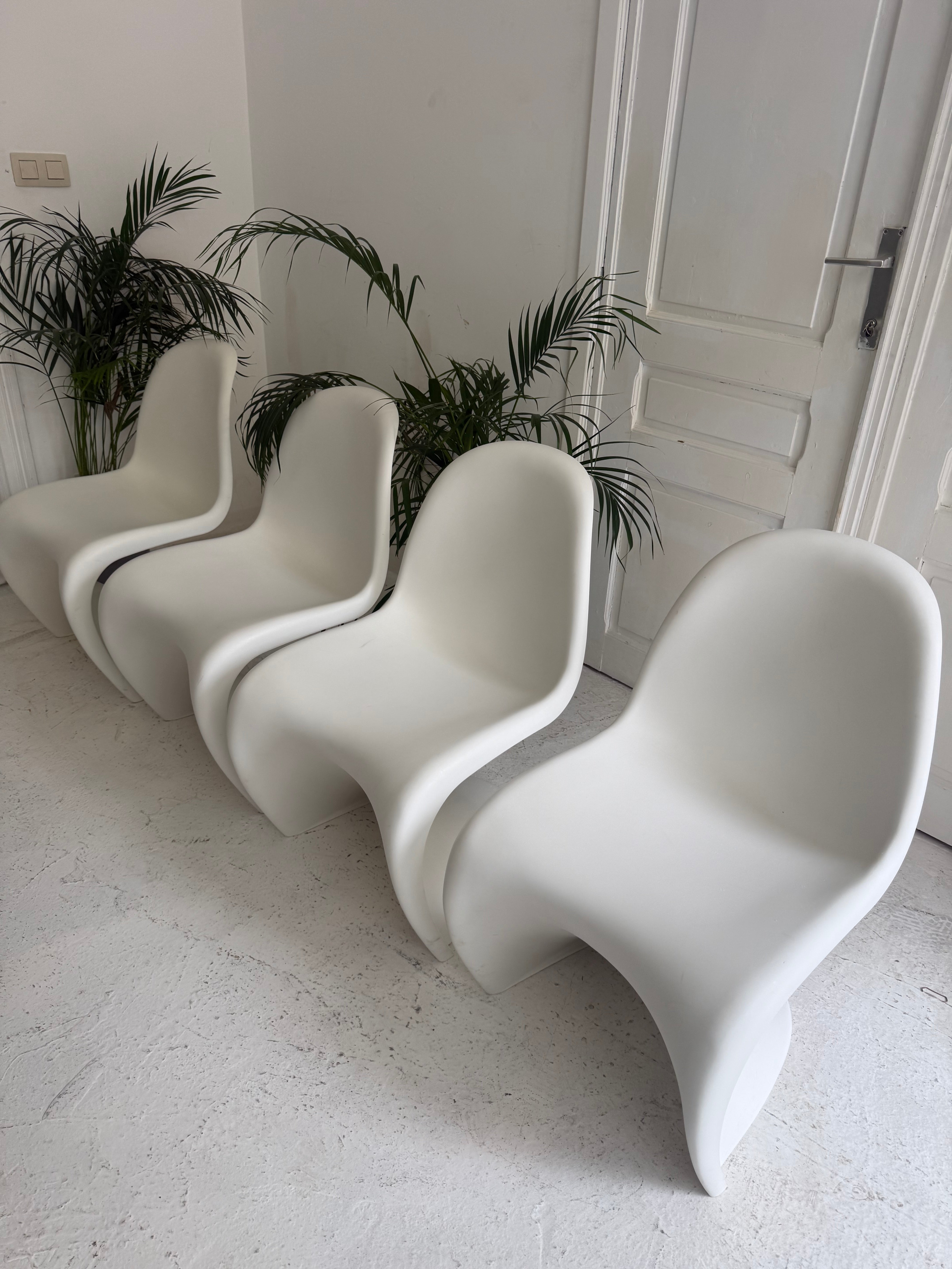 4 chaises design Vitra Panton chair S