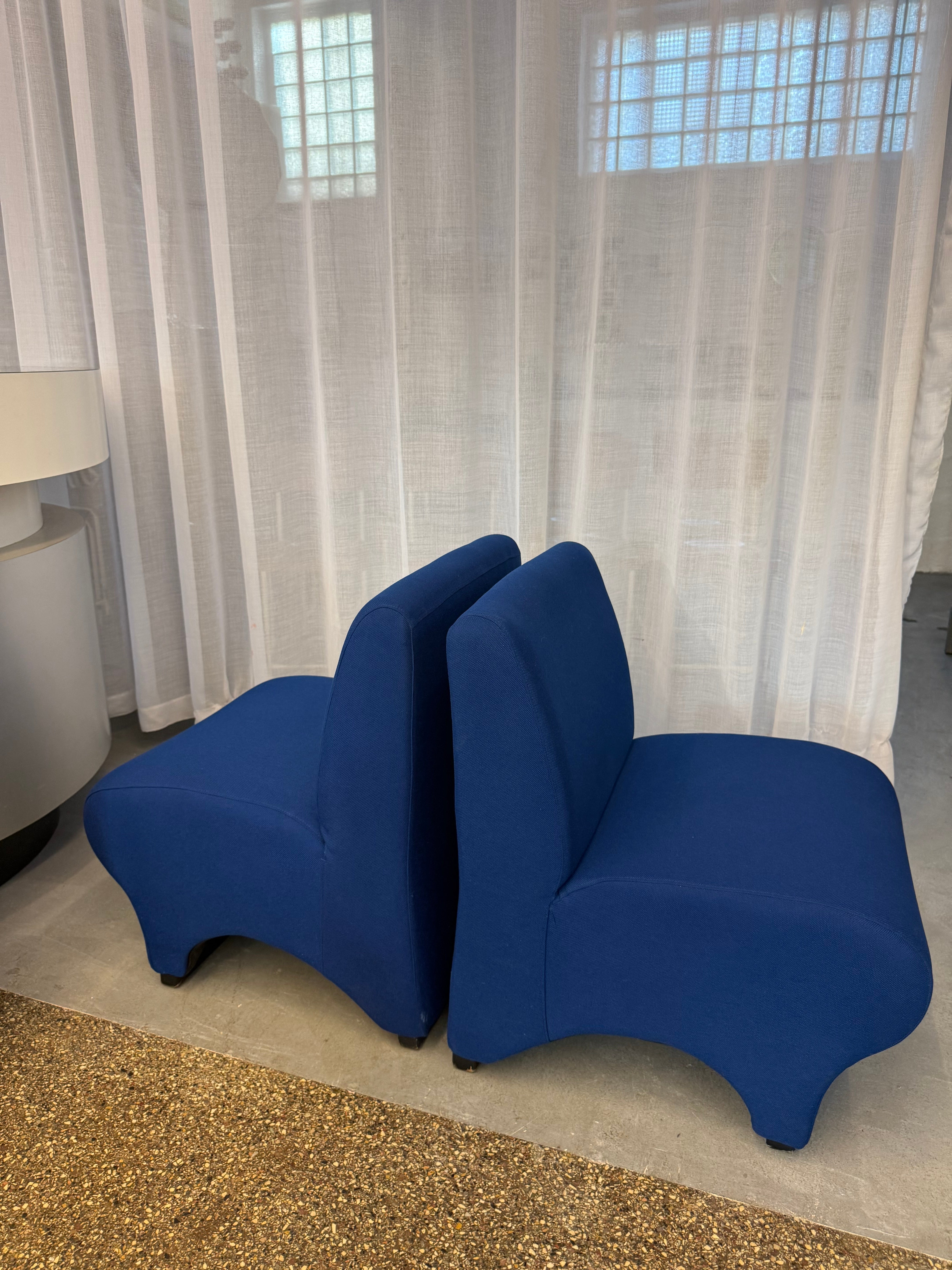 2 fauteuils bleu en tissu 1970